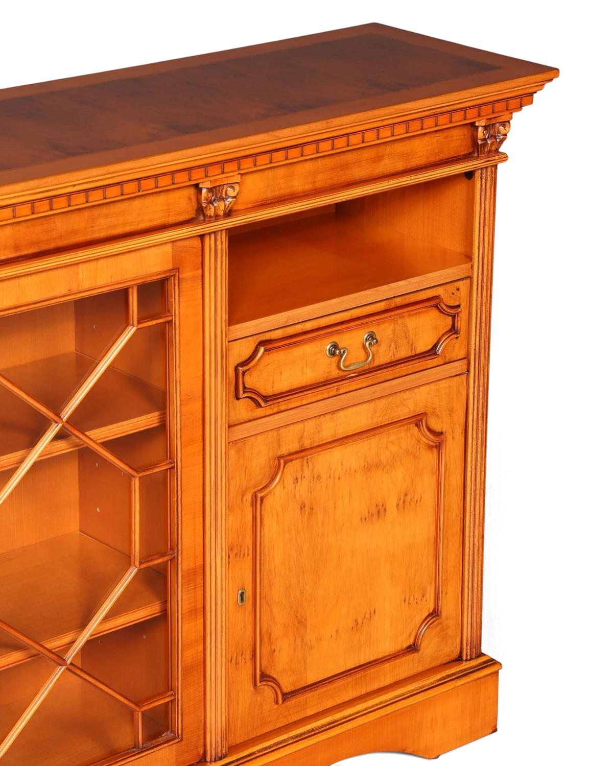 Hauptstadt Möblerei H962 Sideboard aus hellem Holz mit Schublade, offener Ablage und verglaster Vitrinentür