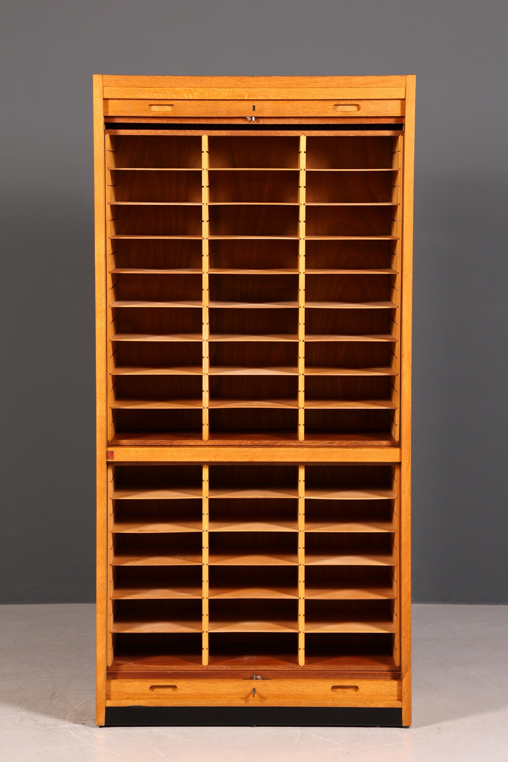 Stilvoller Mid Century Rollladenschrank Bauhaus Apothekerschrank Art Deco Büro Aktenschrank