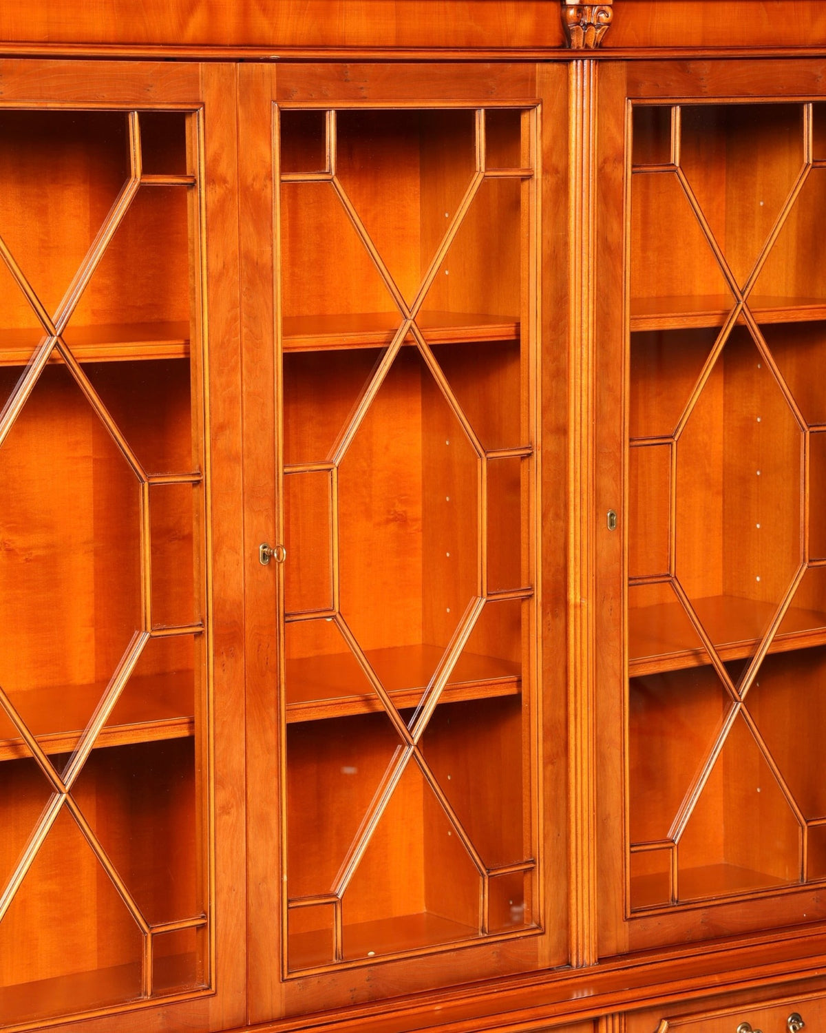 Hauptstadt Möblerei Heldense Vitrine aus Eibenholz mit Glasfronten und Rautenmuster im antiken Stil