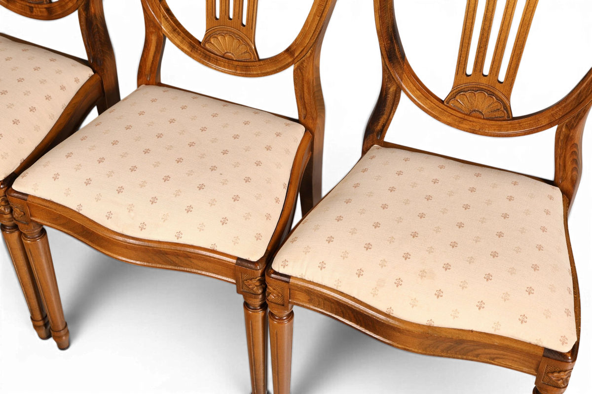 Hauptstadt Möblerei Set aus sechs Esszimmerstühlen im Gustavianischen Stil aus Holz mit gemustertem hellem Bezug