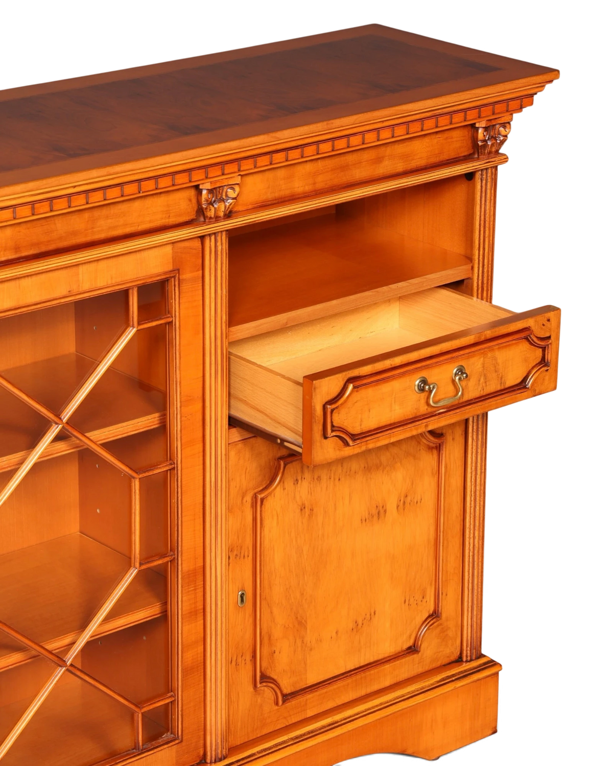 Hauptstadt Möblerei H962 Sideboard aus honigfarbenem Holz mit Glasvitrine, Schublade und antiken Messingbeschlägen
