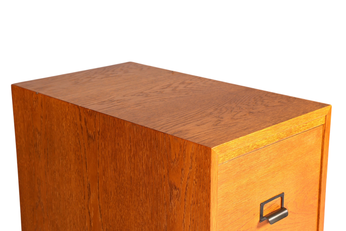 Hauptstadt Möblerei Mid Century Aktenschrank aus massivem Holz mit schöner Maserung und schwarzem Metallgriff