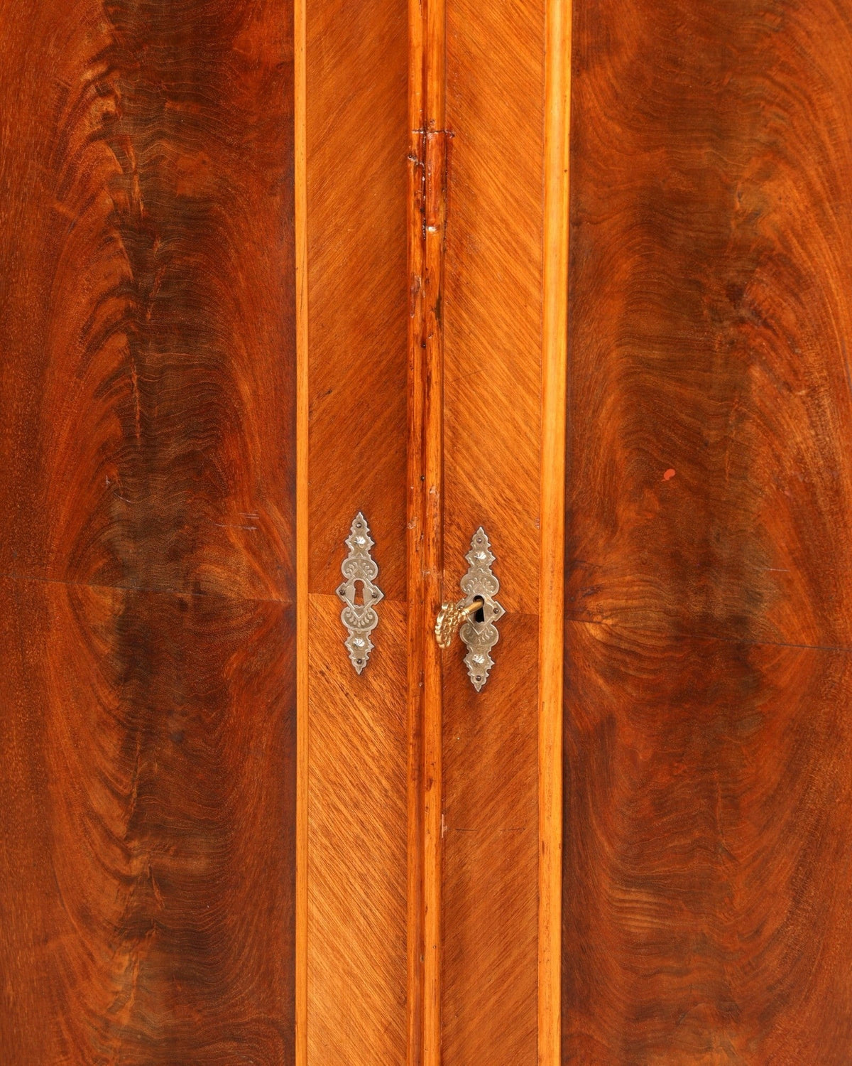 Hauptstadt Möblerei Gründerzeit Kleiderschrank aus Holz mit detaillierter Maserung und antikem Schlüssellochbeschlag