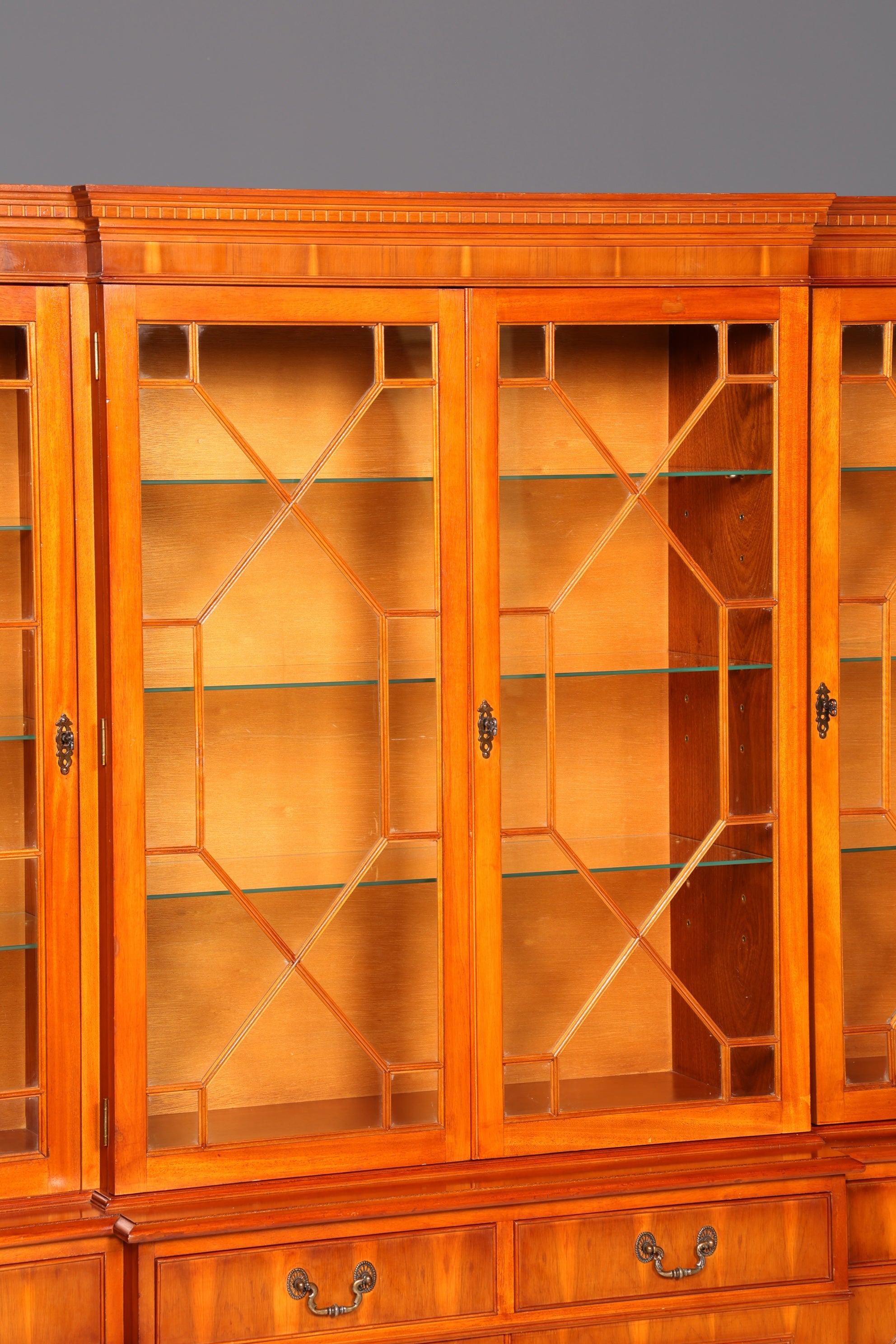 Wunderschöne Englische Vitrine Bücherschrank Buffet Englisch Eibe Glasvitrine Bibliothek Vitrinenschrank