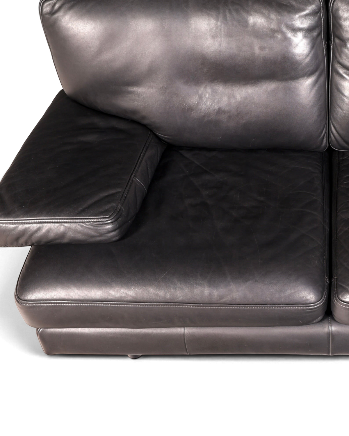 Hauptstadt Möblerei H848 Ledersofa in Schwarz mit weichen Polstern und hochwertiger Verarbeitung