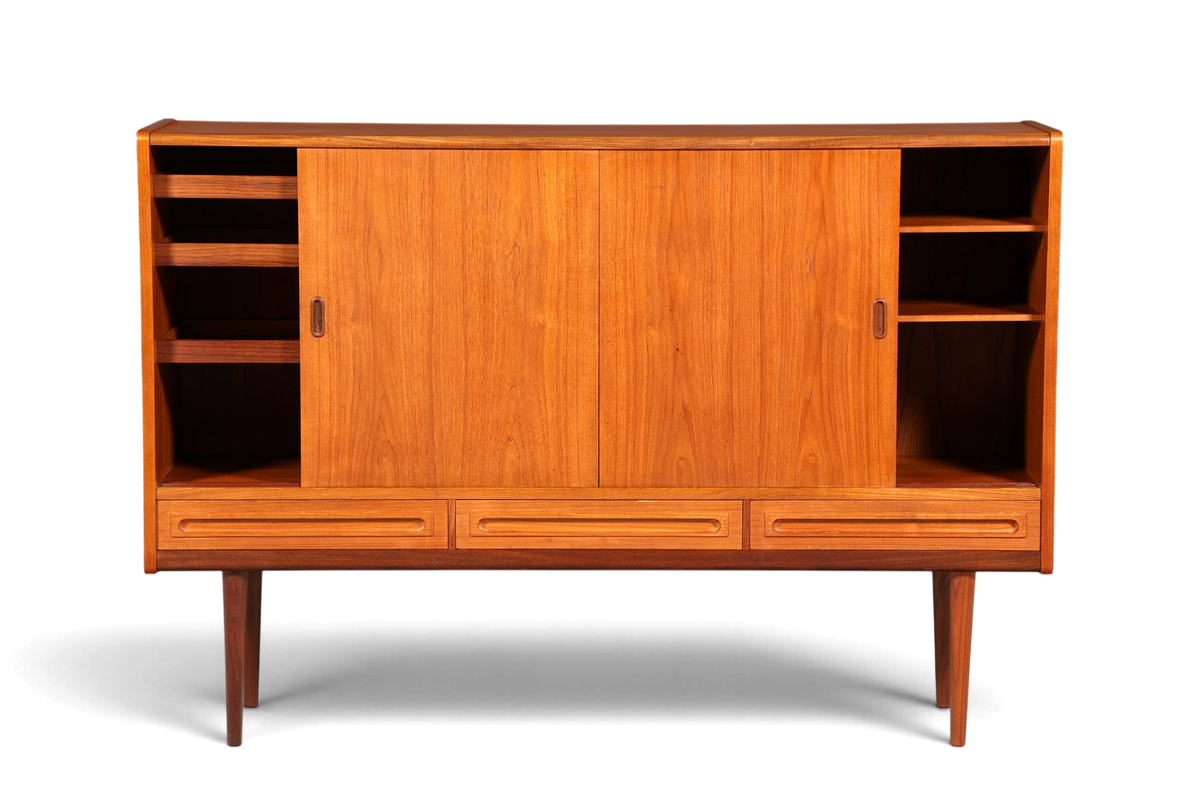 Hauptstadt Möblerei Mid Century Highboard aus Teakholz mit Schiebetüren und offenen Regalfächern im Danish Design