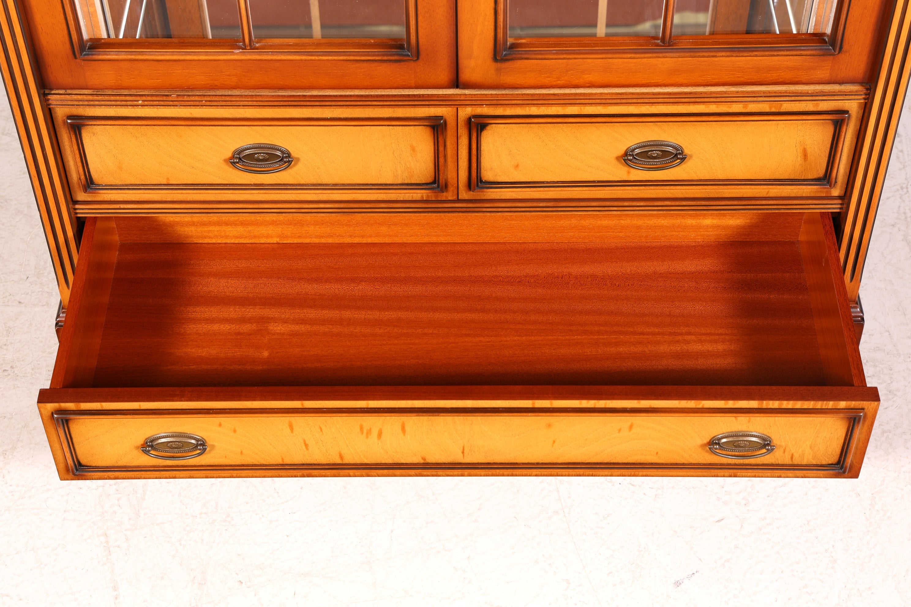 Wunderschöne Englische Vitrine Eibe Bücherschrank Buffet Antik Stil Glasvitrine