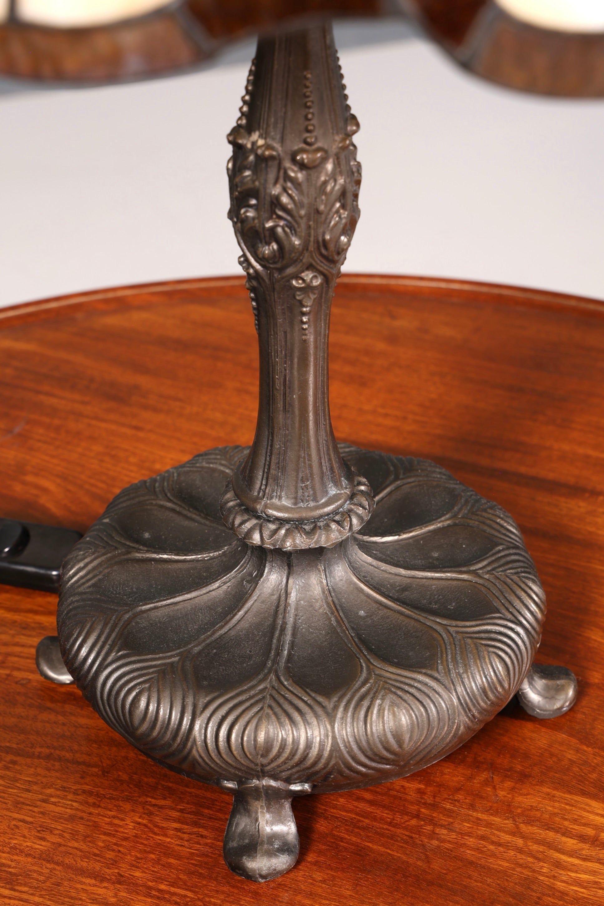 Lampe de table Tiffany ancienne au style onirique, abat-jour en verre, pied en laiton, lampe ornée