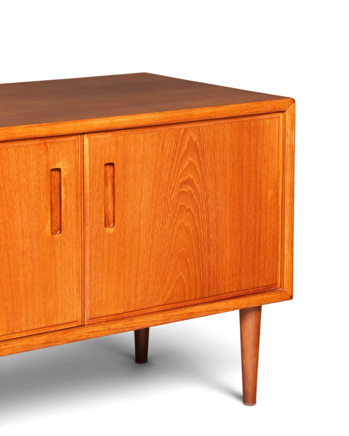 Hauptstadt Möblerei Sideboard aus Teakholz im Mid-Century-Stil mit Schiebetüren und konischen Beinen
