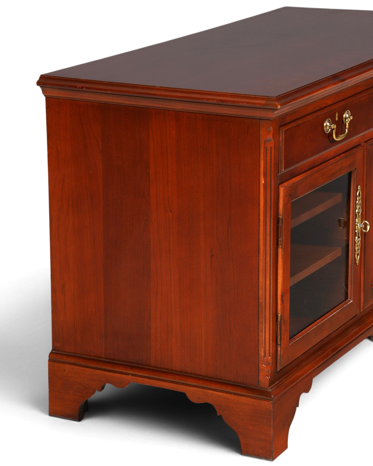 Hauptstadt Möblerei H867 Sideboard aus dunklem Holz mit Glasfront und Messinggriffen im klassischen Design