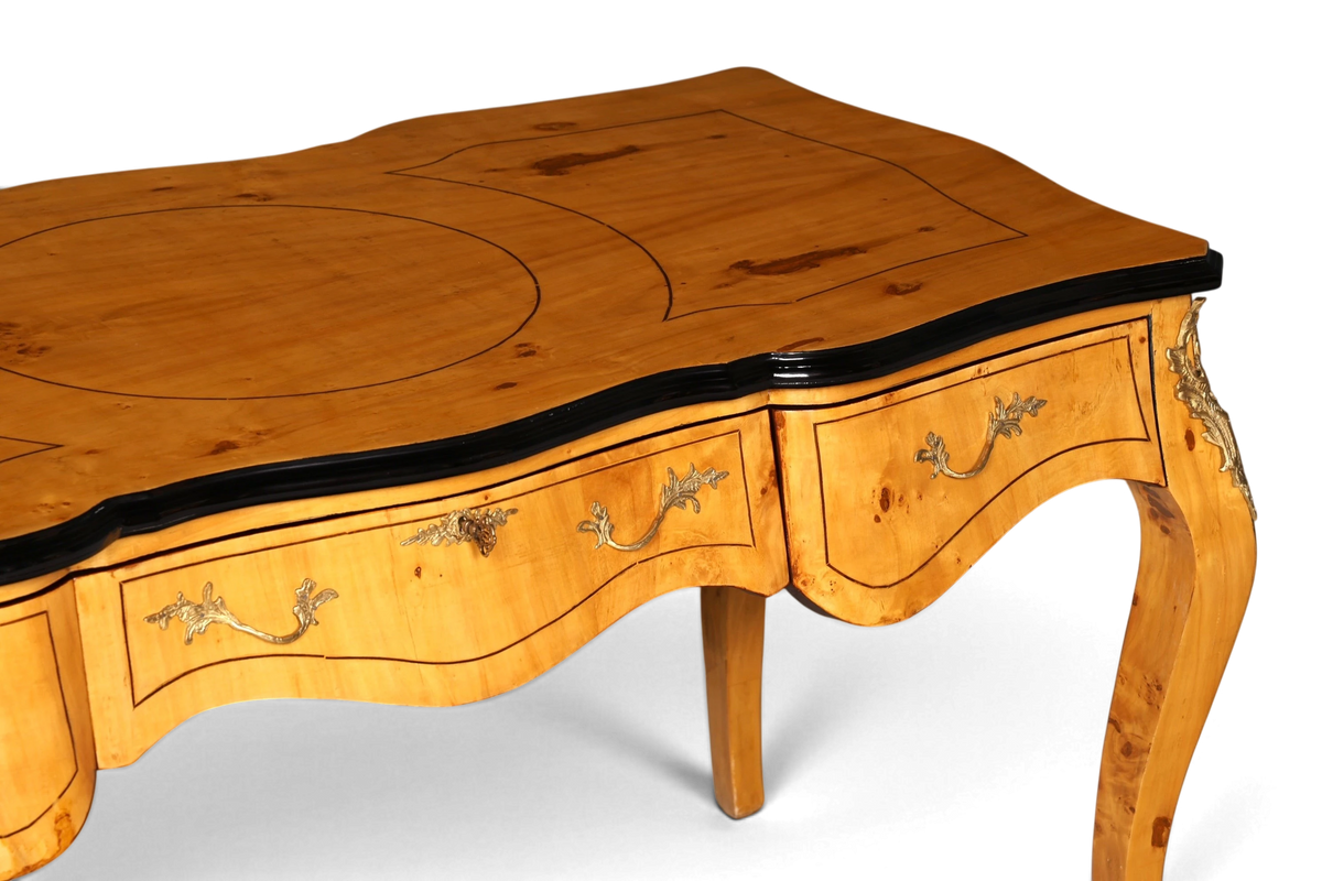 Hauptstadt Möblerei Schreibtisch im Louis XV Stil aus Massivholz mit geschwungenen Beinen und goldenen Beschlägen