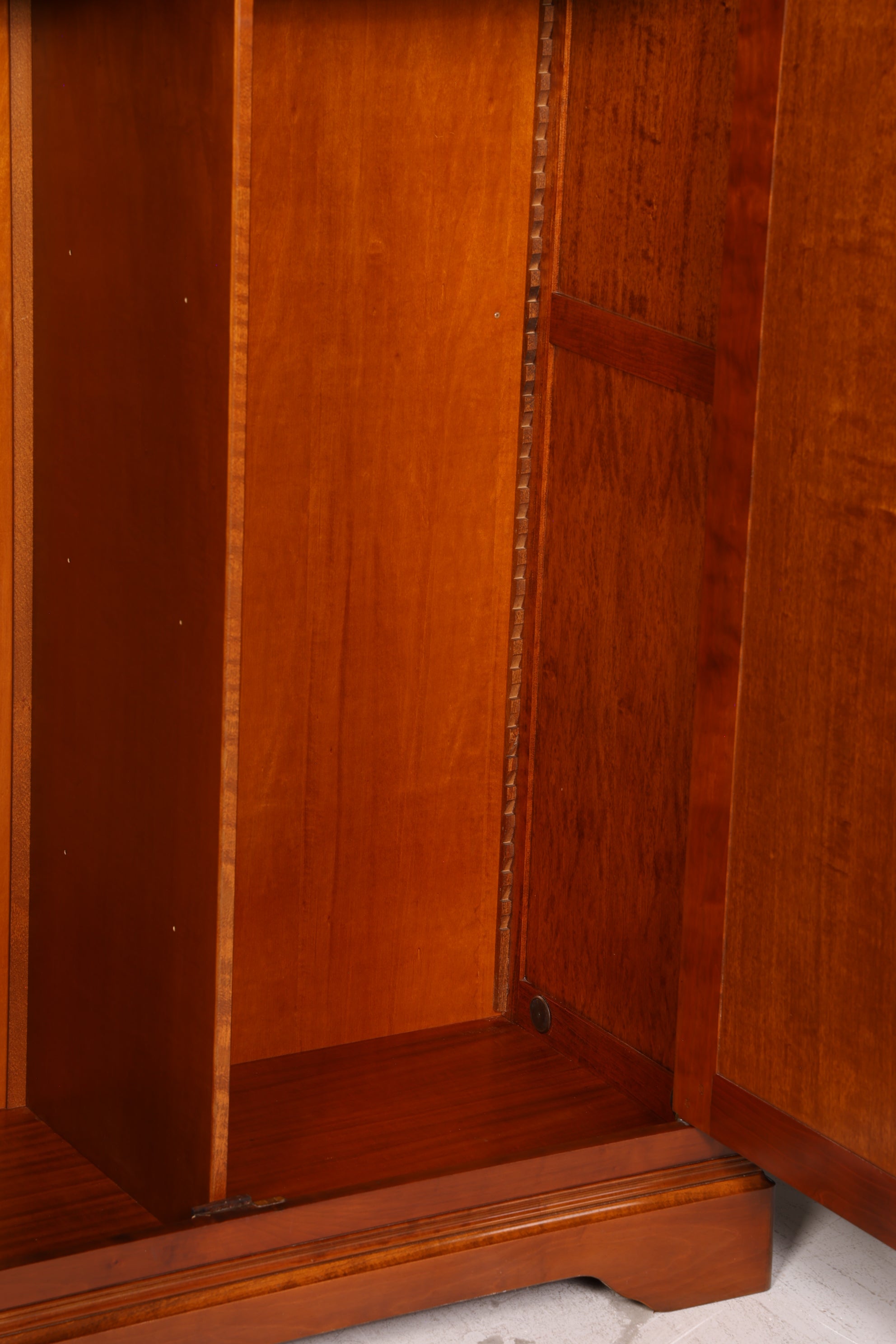Edler Original Selva Kleiderschrank Kirschholz Dielenschrank Schlafzimmerschrank Wäscheschrank Italienische Möbel Vintage
