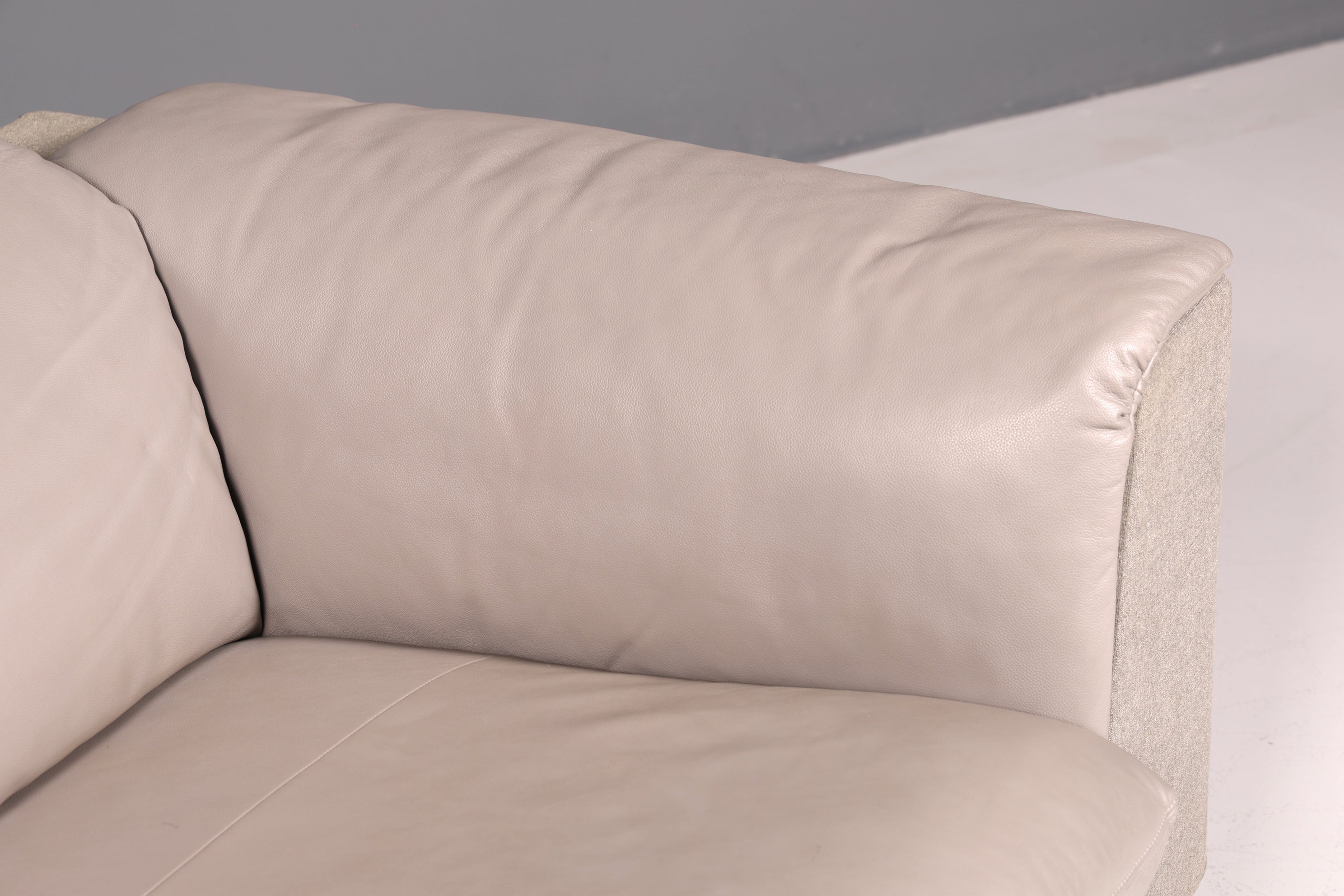 Wunderschönes Sofa der Marke Ligne Roset Grau Echtleder & Stoff Couch Designer Sofa Wohnzimmer