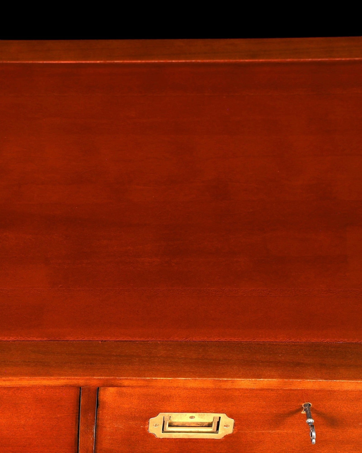 Hauptstadt Möblerei Schreibtisch im Military Chest Stil mit brauner Echtlederauflage und Messingbeschlägen