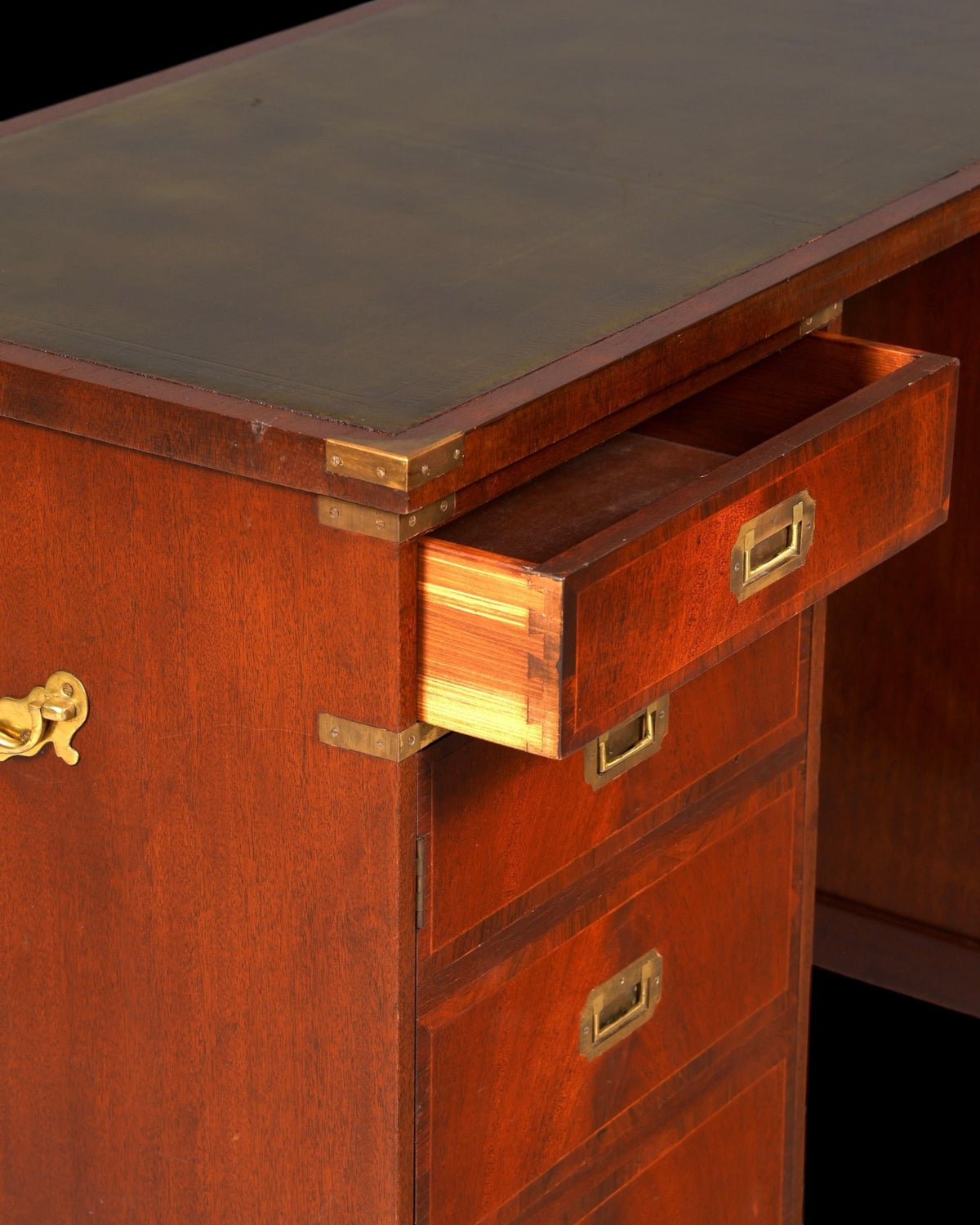 Hauptstadt Möblerei maritimer Schreibtisch im Military Chest Stil aus Holz mit grüner Lederauflage und Messingbeschlägen