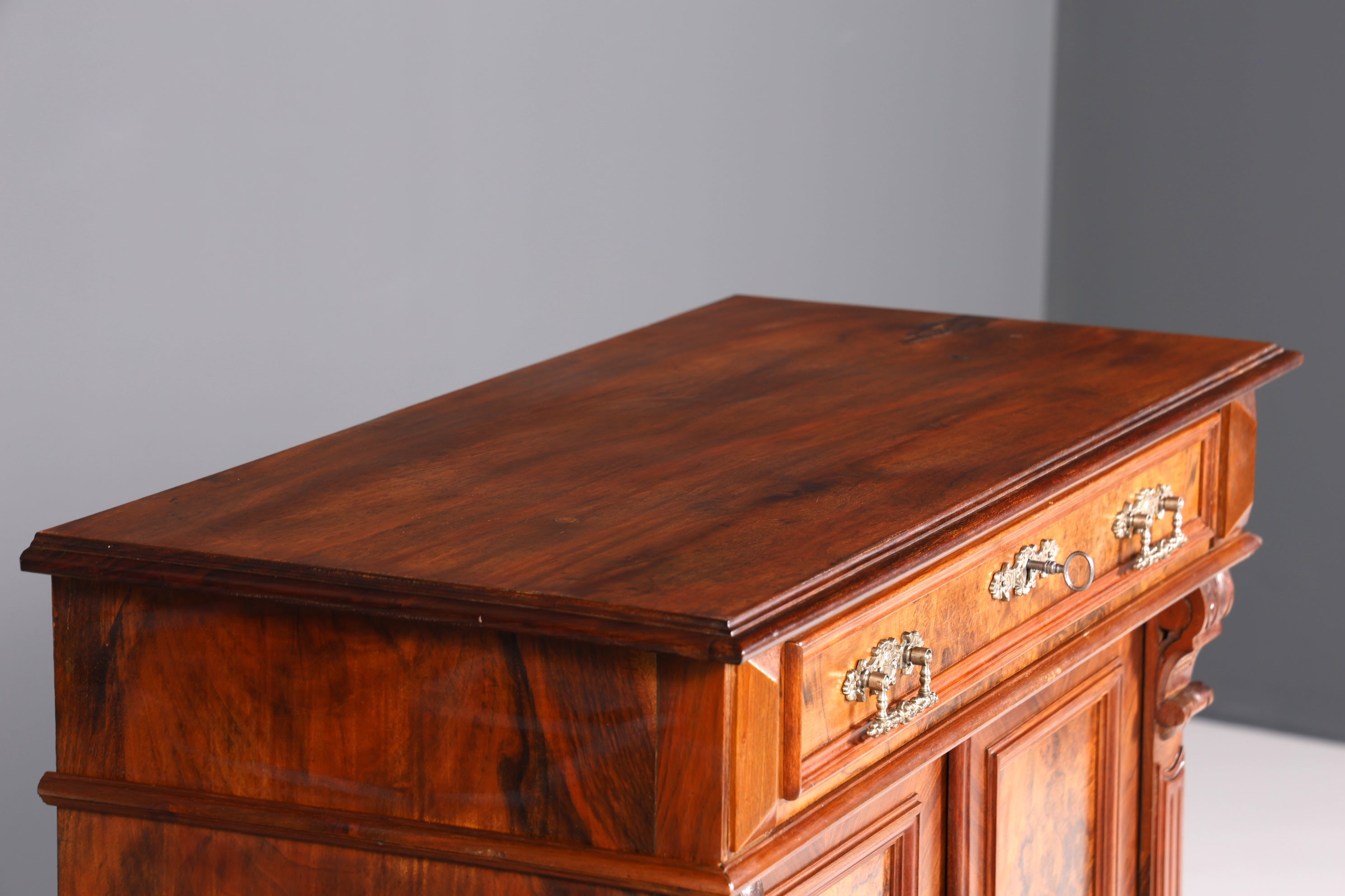 Magnifique meuble vertiko de style Art nouveau, datant de la fin du XIXe siècle (Gründerzeit).