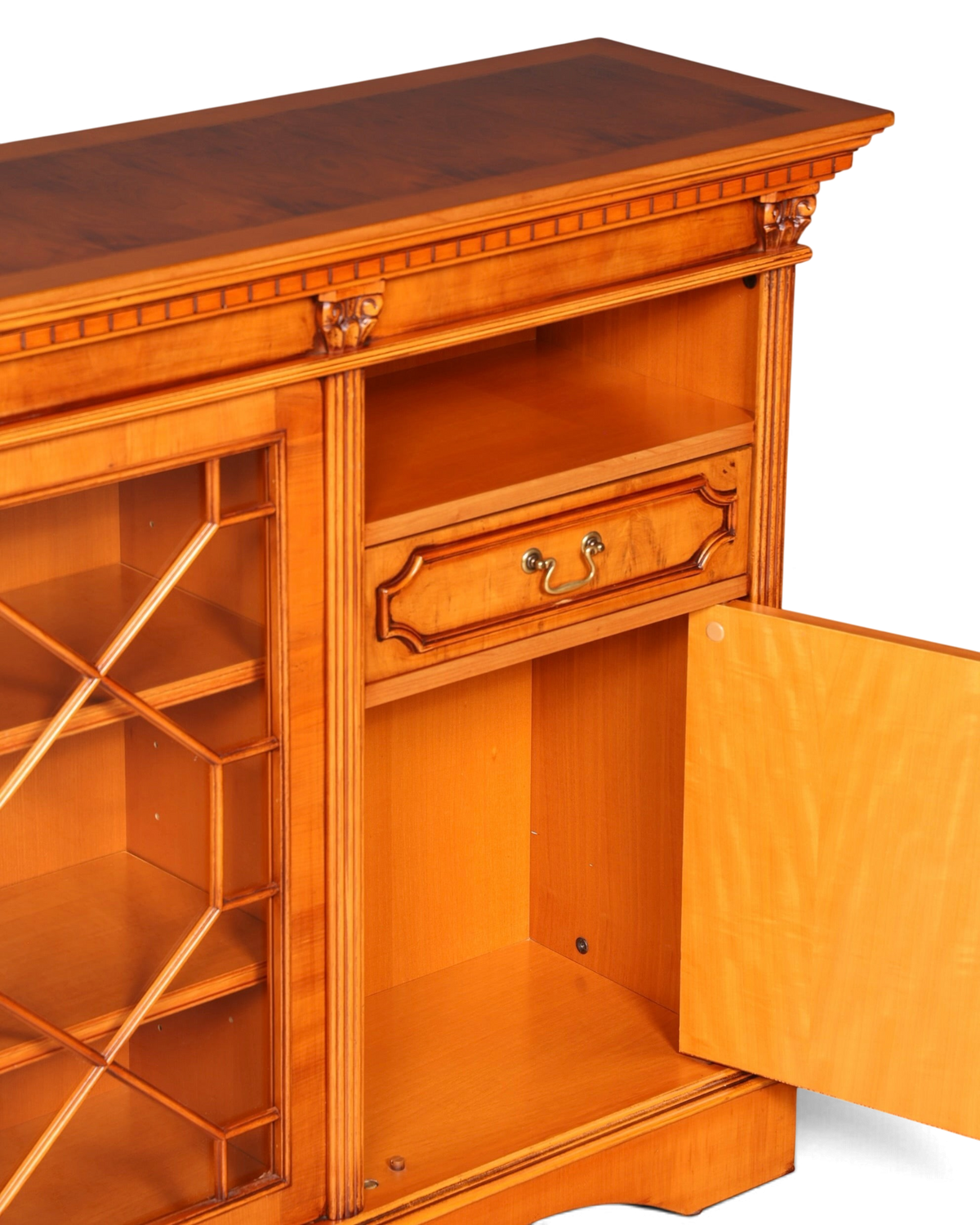 Hauptstadt Möblerei H962 Sideboard aus hellem Holz mit Glasvitrine, Schublade und Messinggriff im klassischen Stil