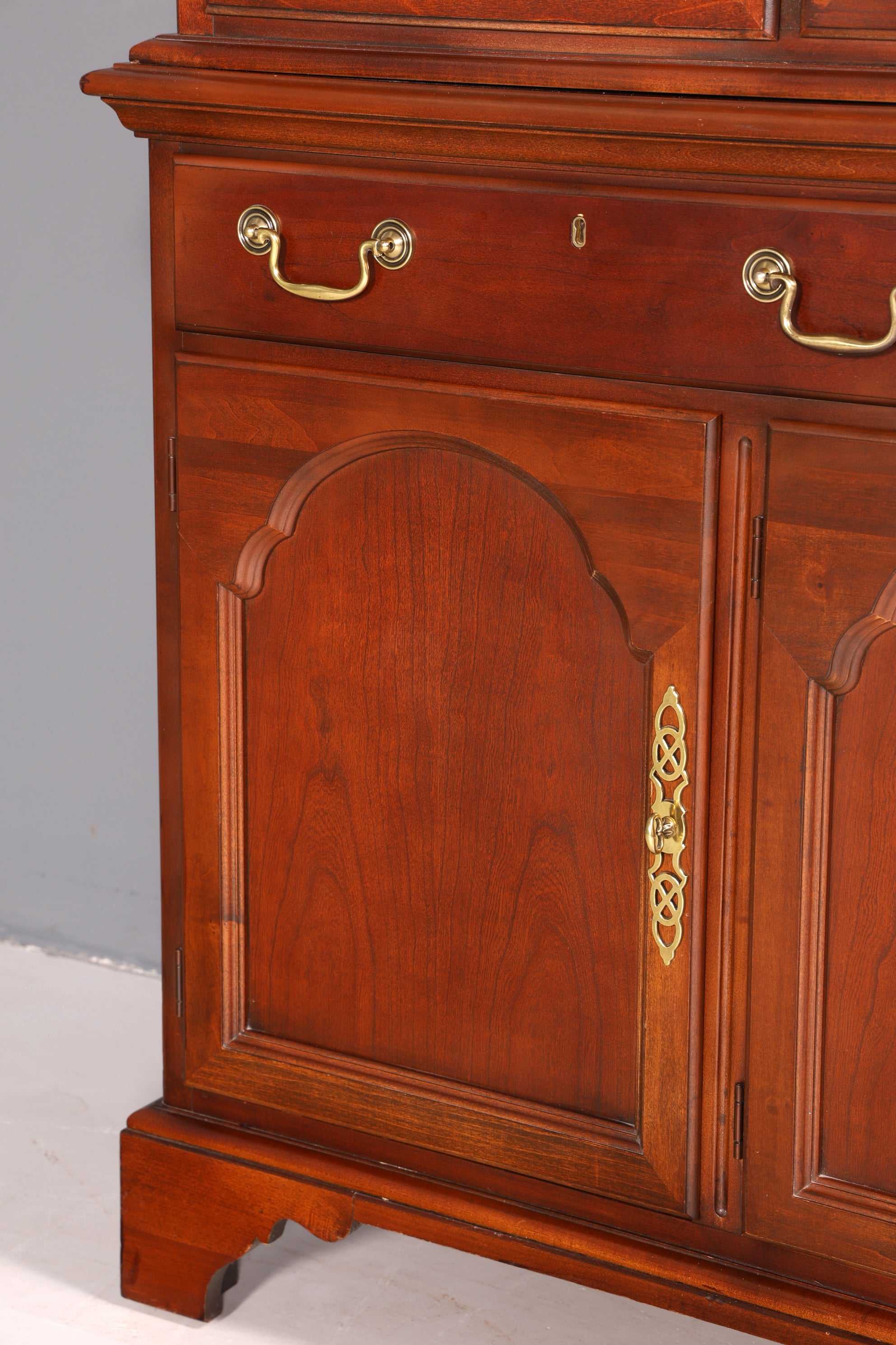 Noble Original Drexel Heritage Curio Cabinet Bookcase USA Cabinet Buffet Shelf Glass Display Cabinet