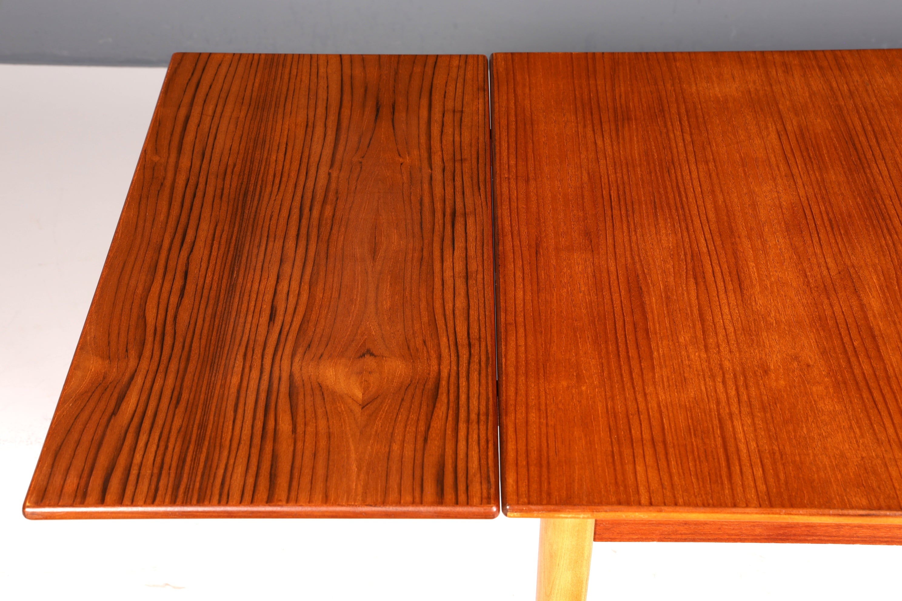 Table de salle à manger extensible de style danois, inspirée du milieu du siècle, style vintage.