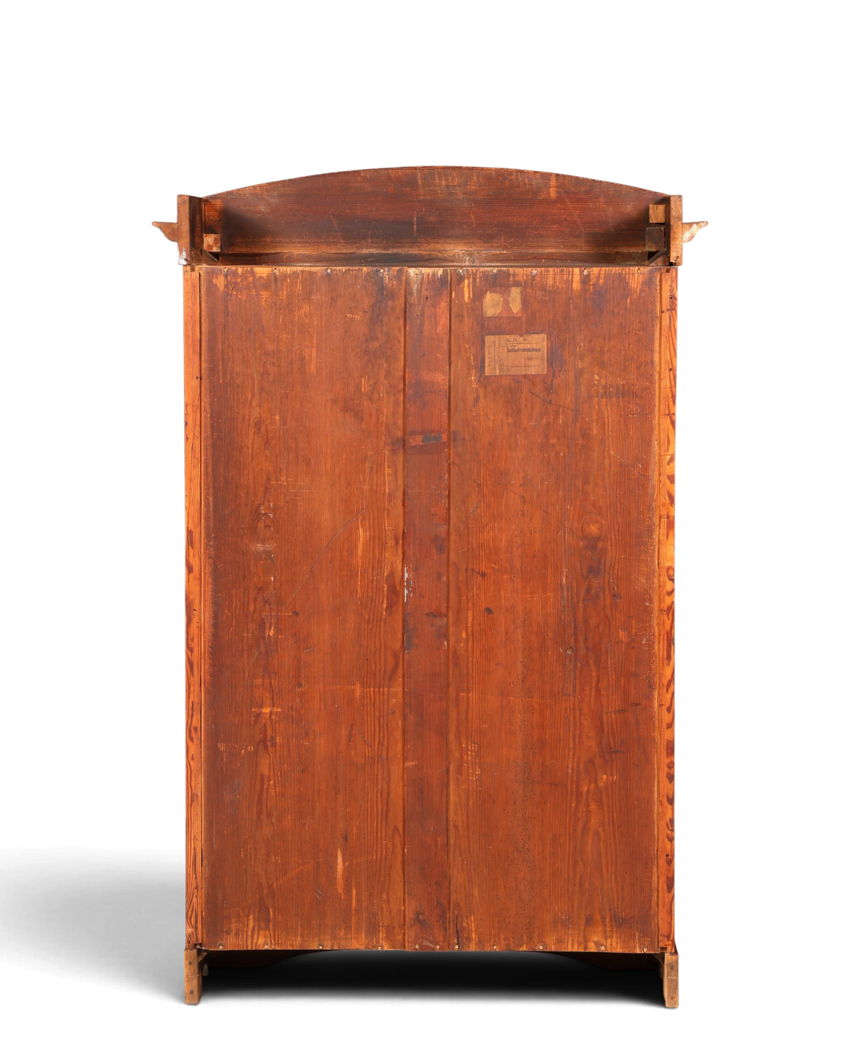 Rückansicht der antiken Biedermeier Vitrine von Hauptstadt Möblerei aus massivem Holz mit sichtbarer Maserung