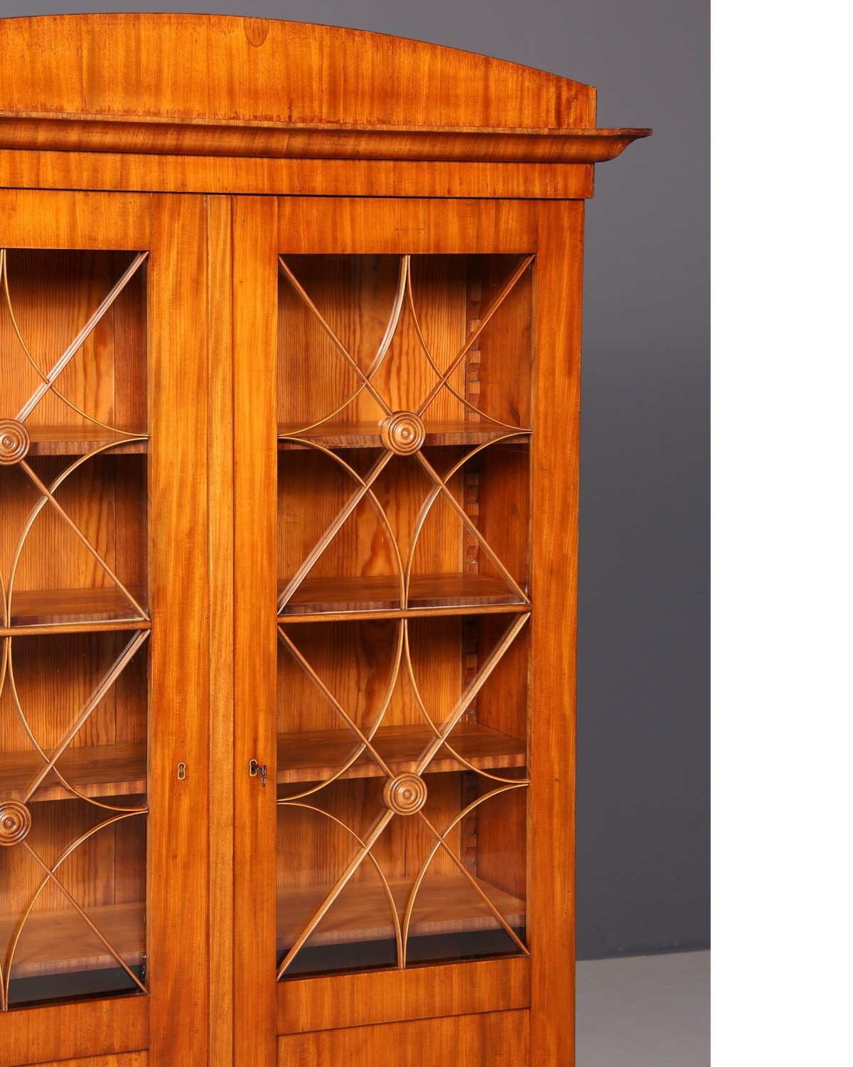 Hauptstadt Möblerei Biedermeier Vitrine aus Massivholz mit Sprossentüren, Rosetten und verstellbaren Regalböden