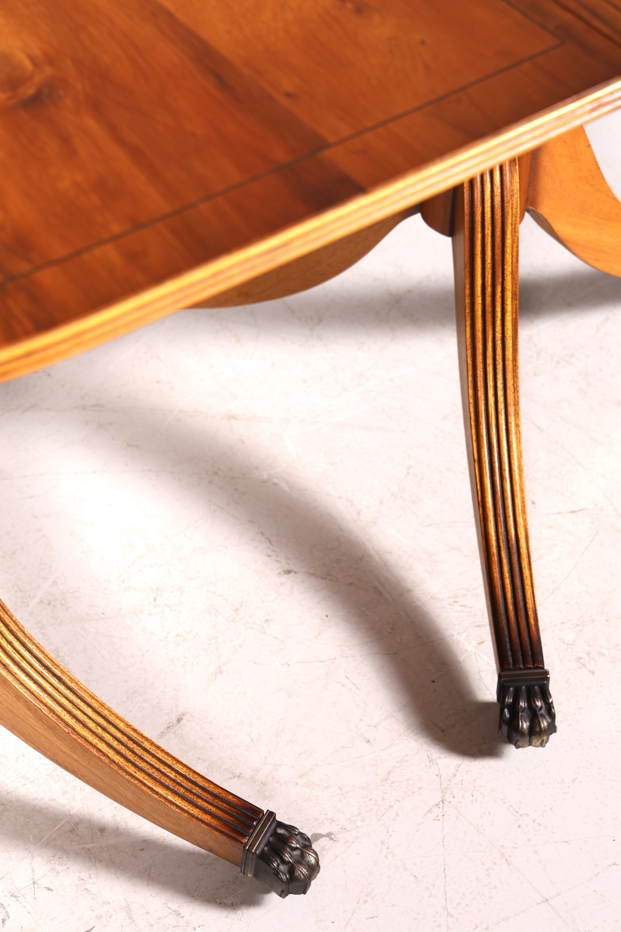 Magnifique table de salle à manger extensible de style anglais, style Régence, style antique, table de cuisine des années 60, en bois d&