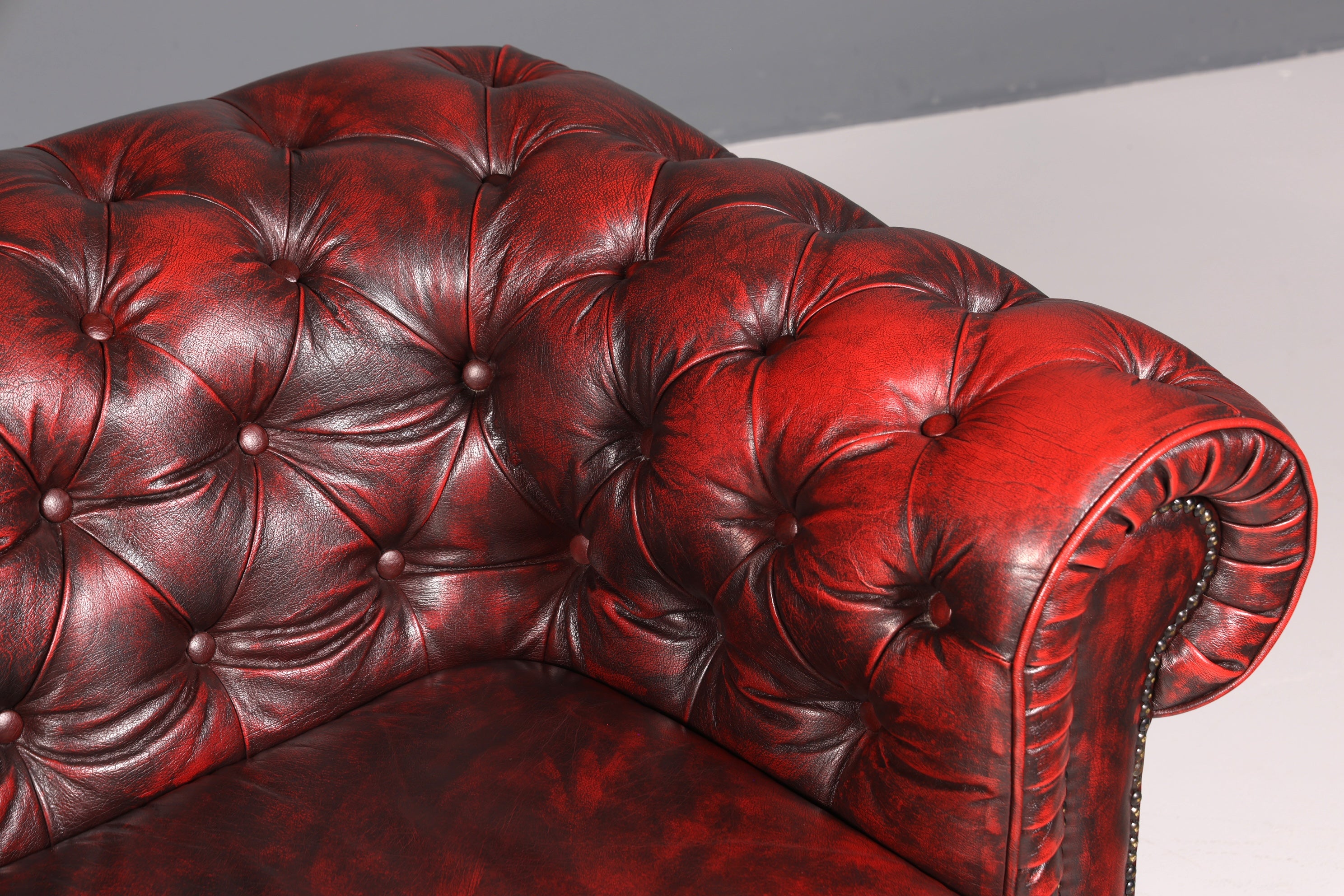 Magnifique canapé Chesterfield original 2 places, style anglais, cuir bordeaux, 2 places, 2 sur 2