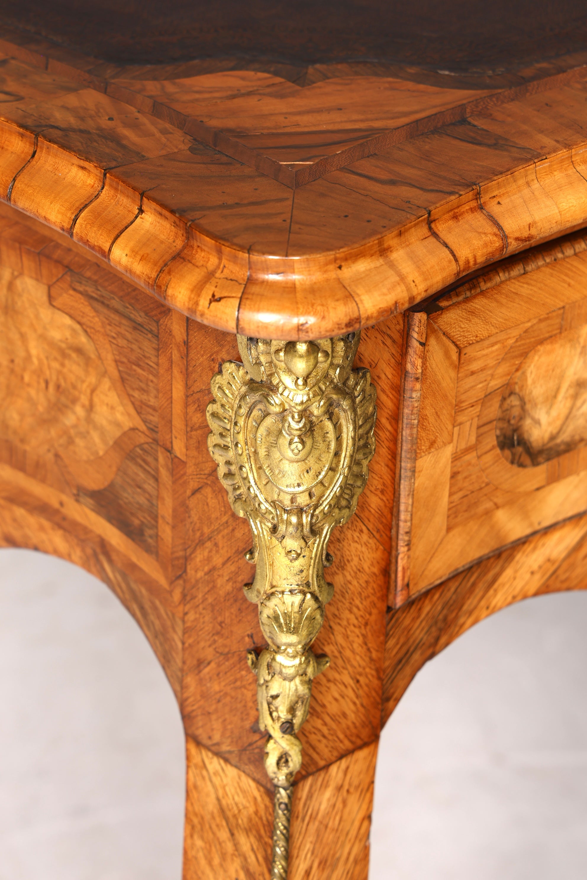 Bureau Louis XV original et majestueux de 1780, bureau plat français en cuir véritable, bureau de bureau ancien