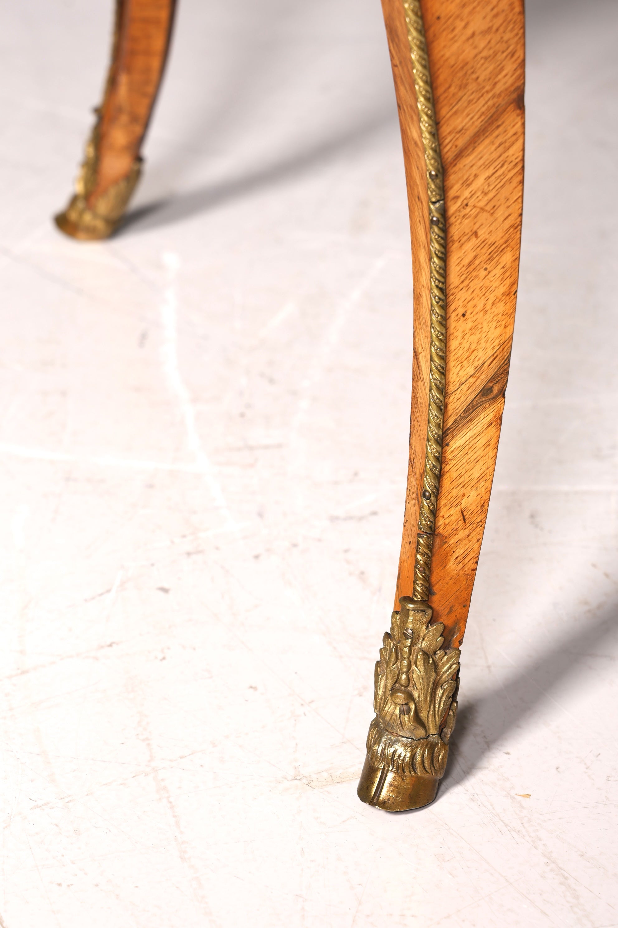 Bureau Louis XV original et majestueux de 1780, bureau plat français en cuir véritable, bureau de bureau ancien