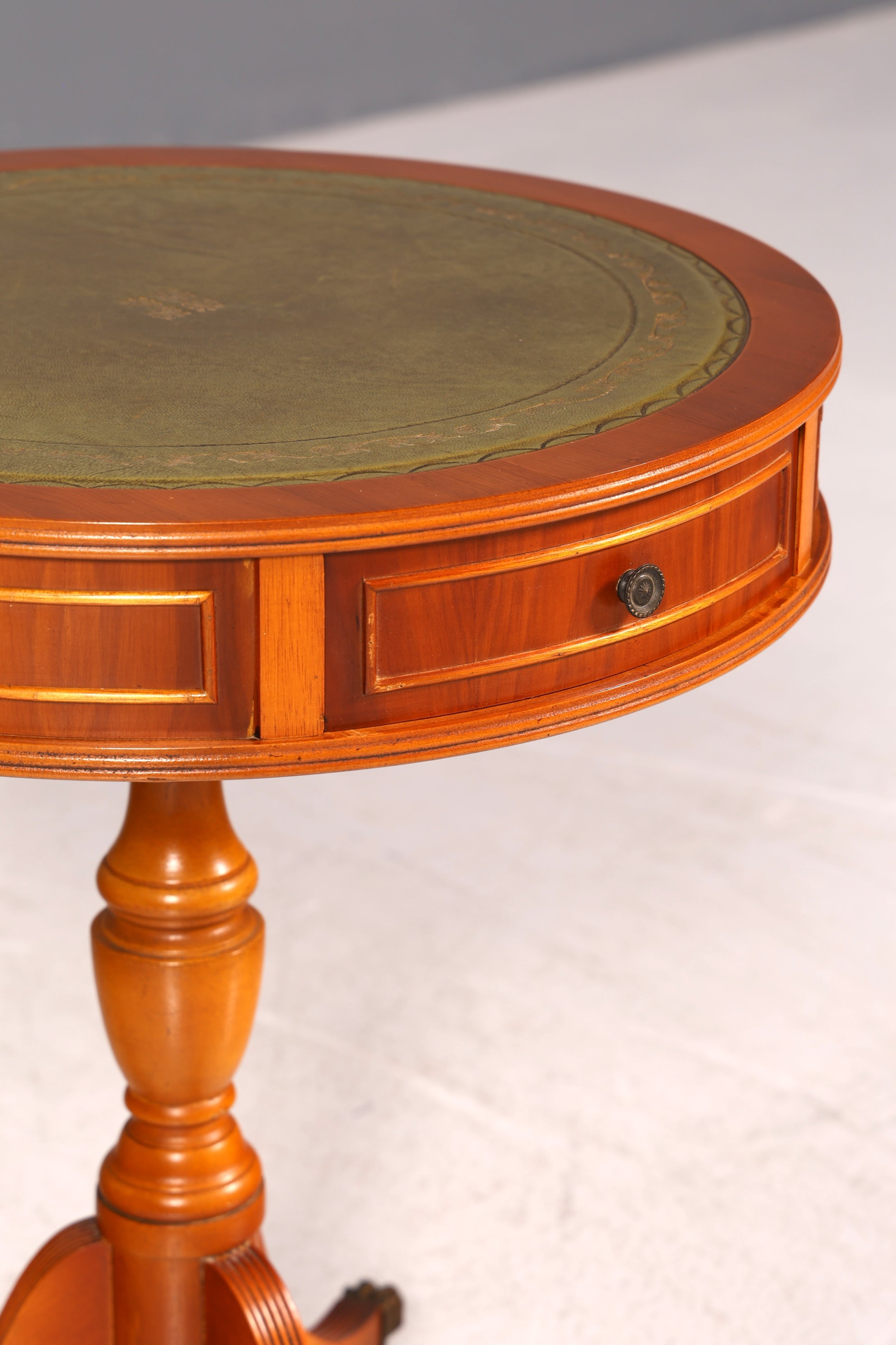 G049 Finish Traumhafter Englischer Tisch Couchtisch Englisch Antik Stil Ablagetisch Regency Stil Beistelltisch