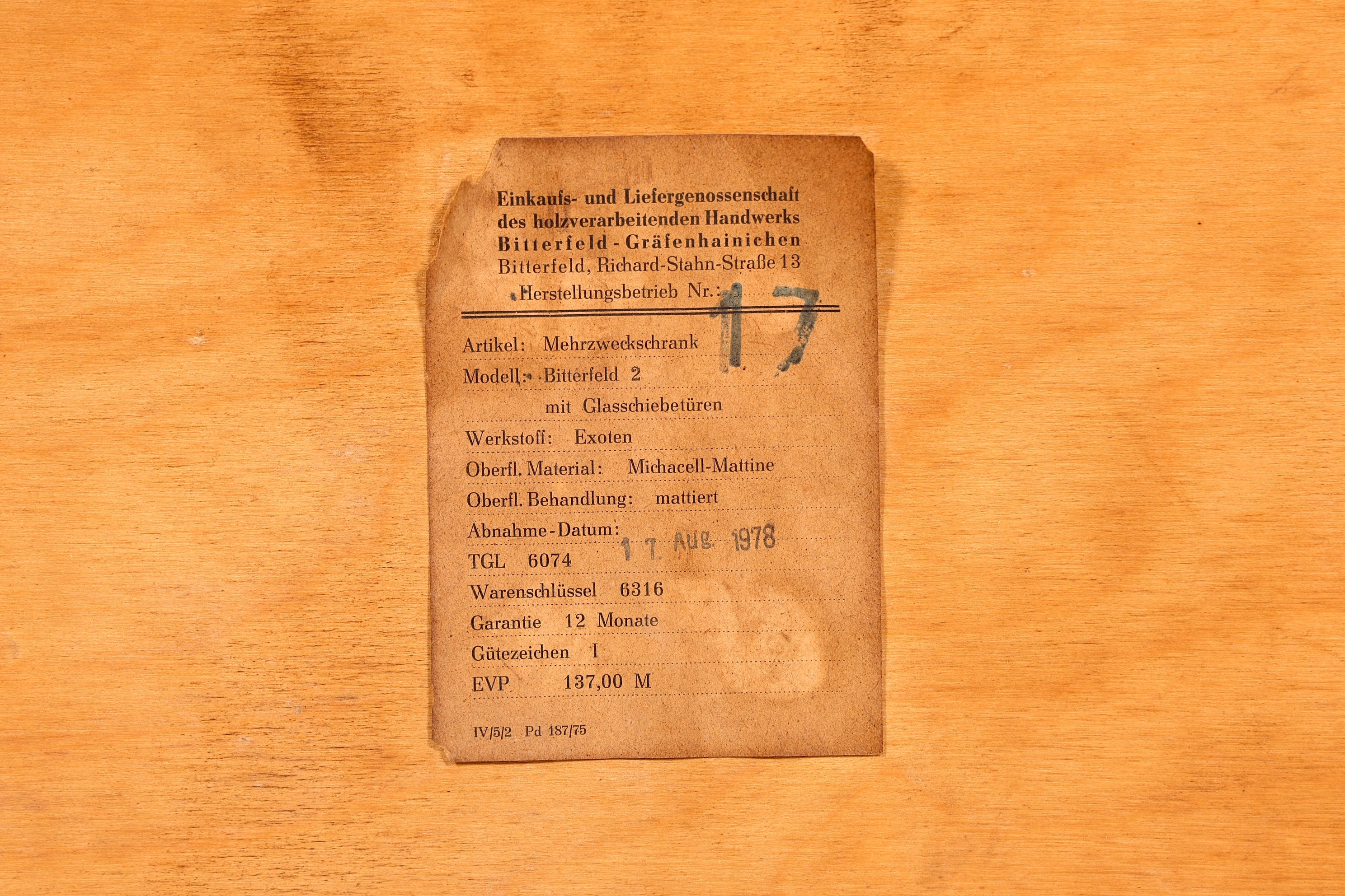 Magnifique vitrine vintage du milieu du siècle, bibliothèque rétro.