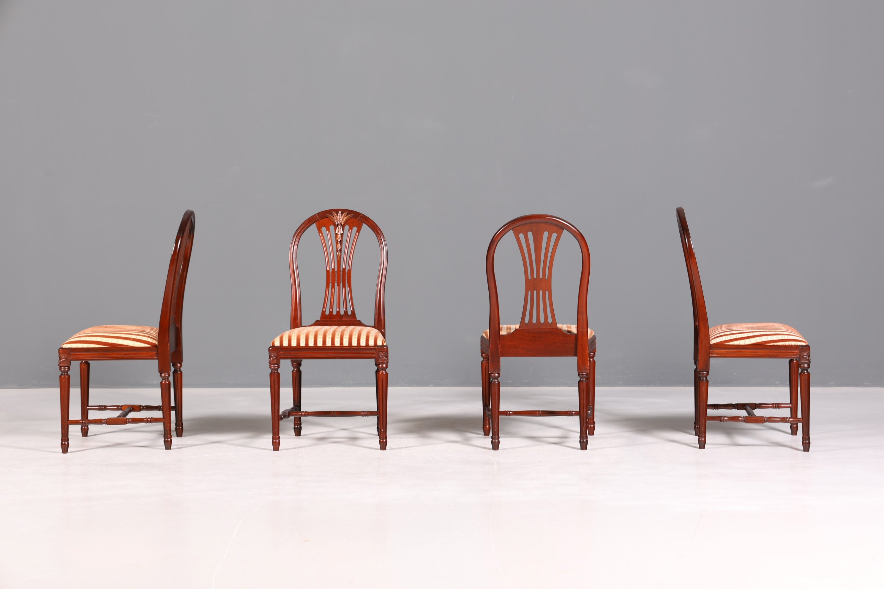 Ensemble de 4 chaises de salle à manger anglaises élégantes, chaises de cuisine antiques des années 1960.
