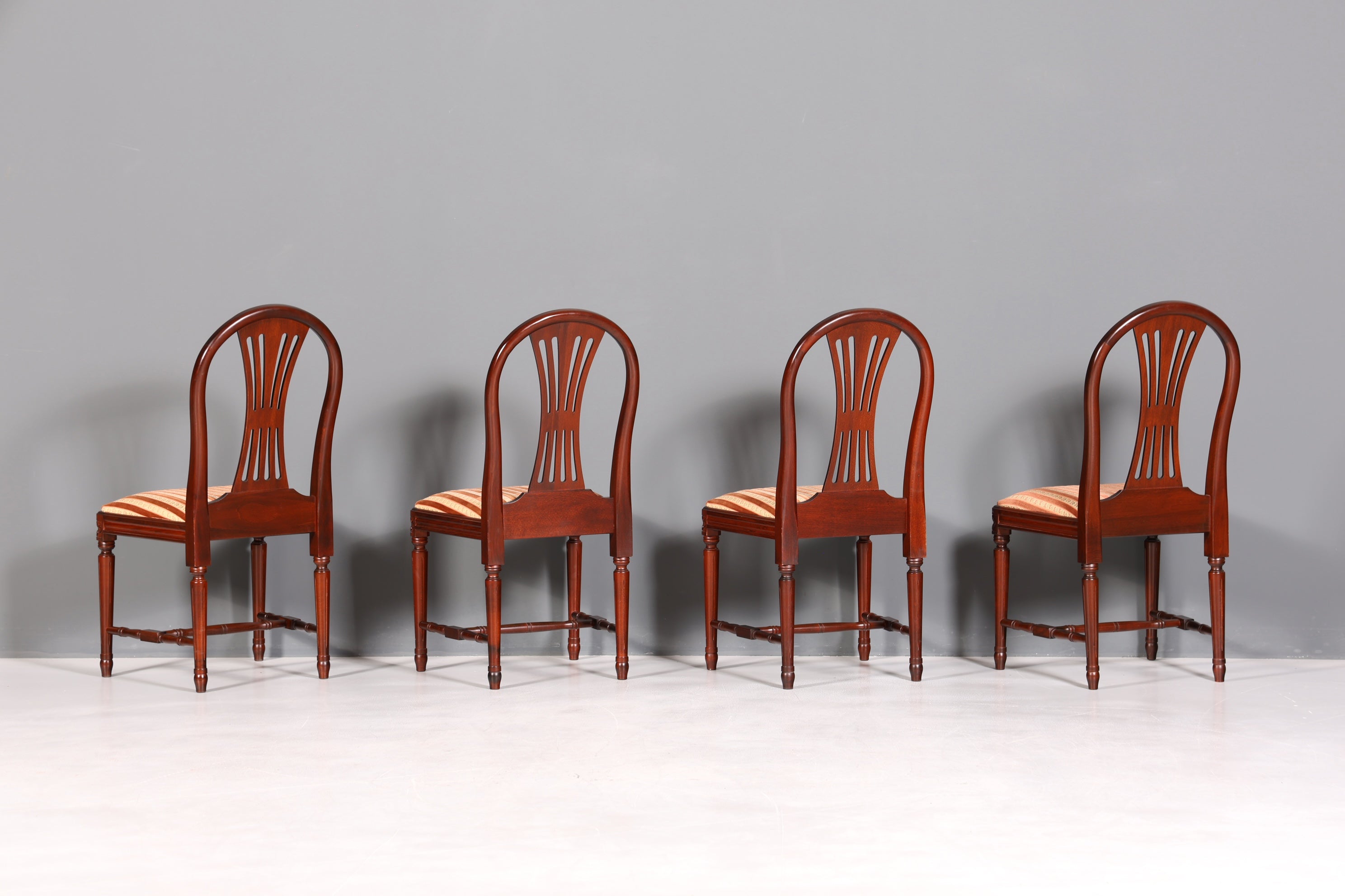 Ensemble de 4 chaises de salle à manger anglaises élégantes, chaises de cuisine antiques des années 1960.