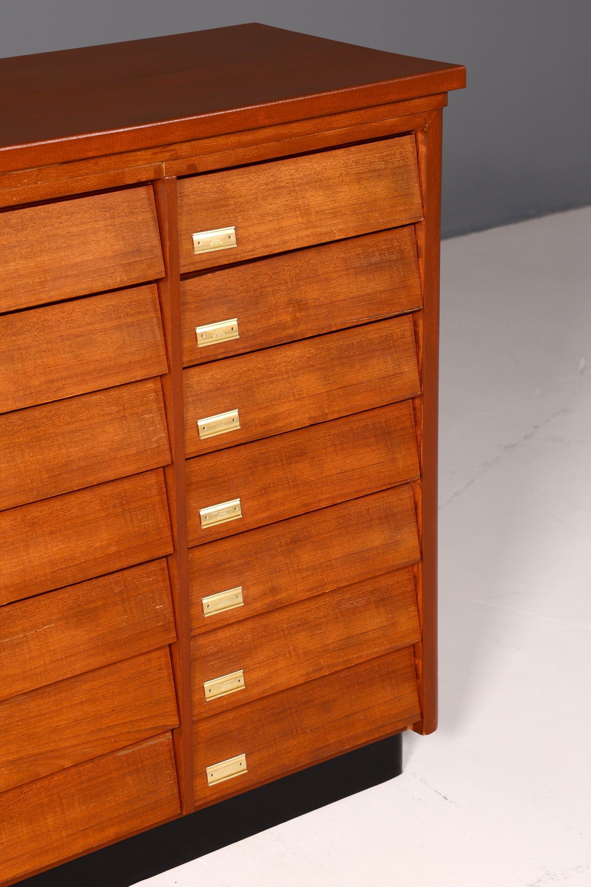 Magnifique commode rétro vintage Bauhaus de style milieu du siècle, format XXL (2/2).
