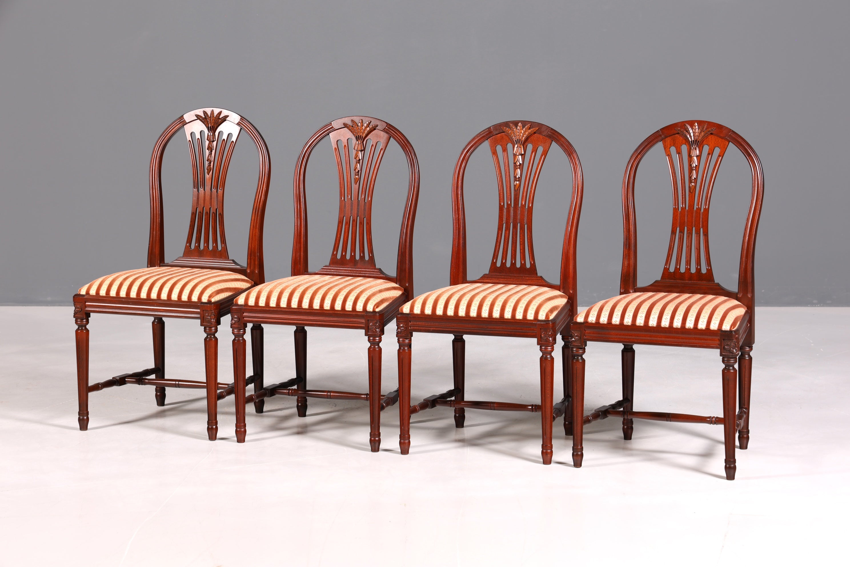 Ensemble de 4 chaises de salle à manger anglaises élégantes, chaises de cuisine antiques des années 1960.