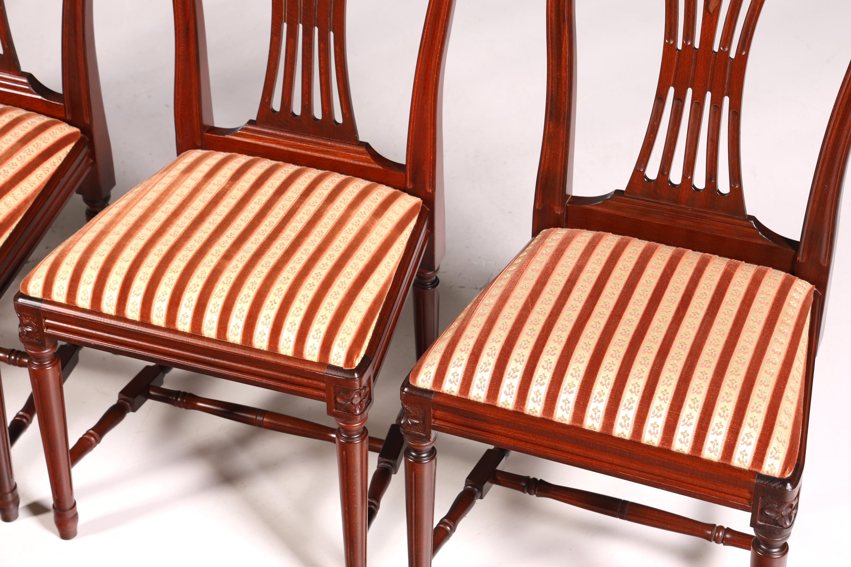 Ensemble de 4 chaises de salle à manger anglaises élégantes, chaises de cuisine antiques des années 1960.