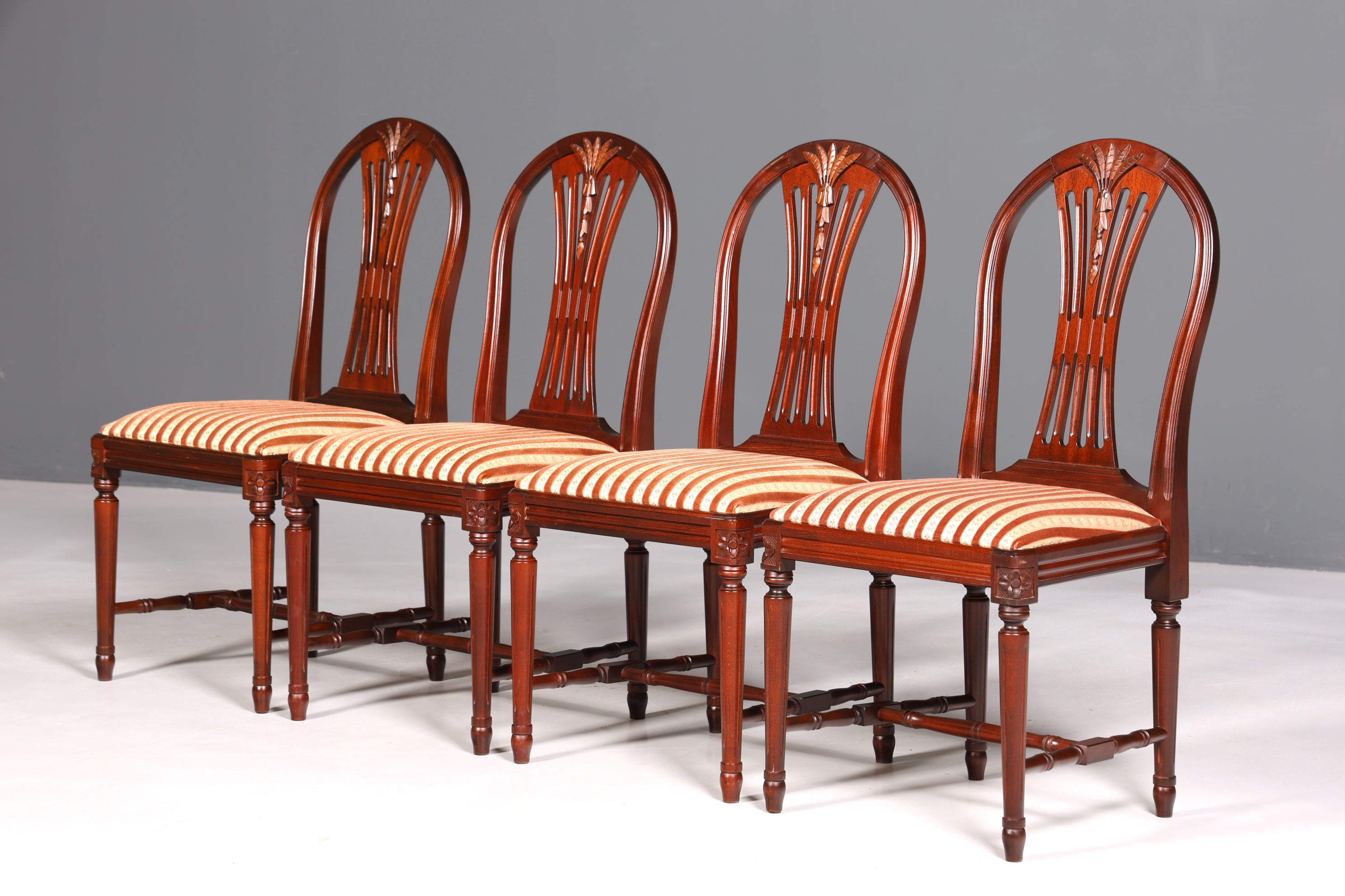 Ensemble de 4 chaises de salle à manger anglaises élégantes, chaises de cuisine antiques des années 1960.