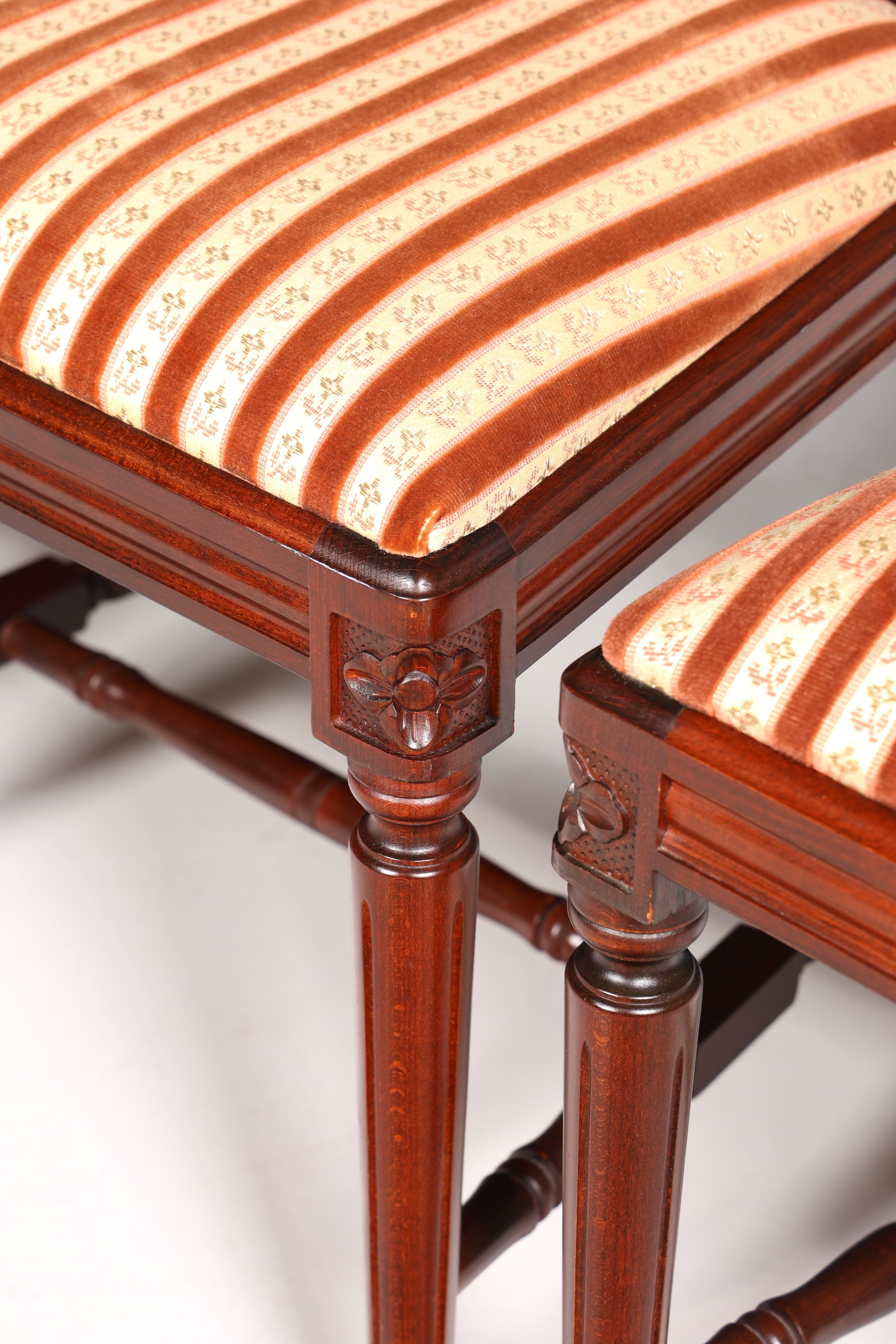 Ensemble de 4 chaises de salle à manger anglaises élégantes, chaises de cuisine antiques des années 1960.