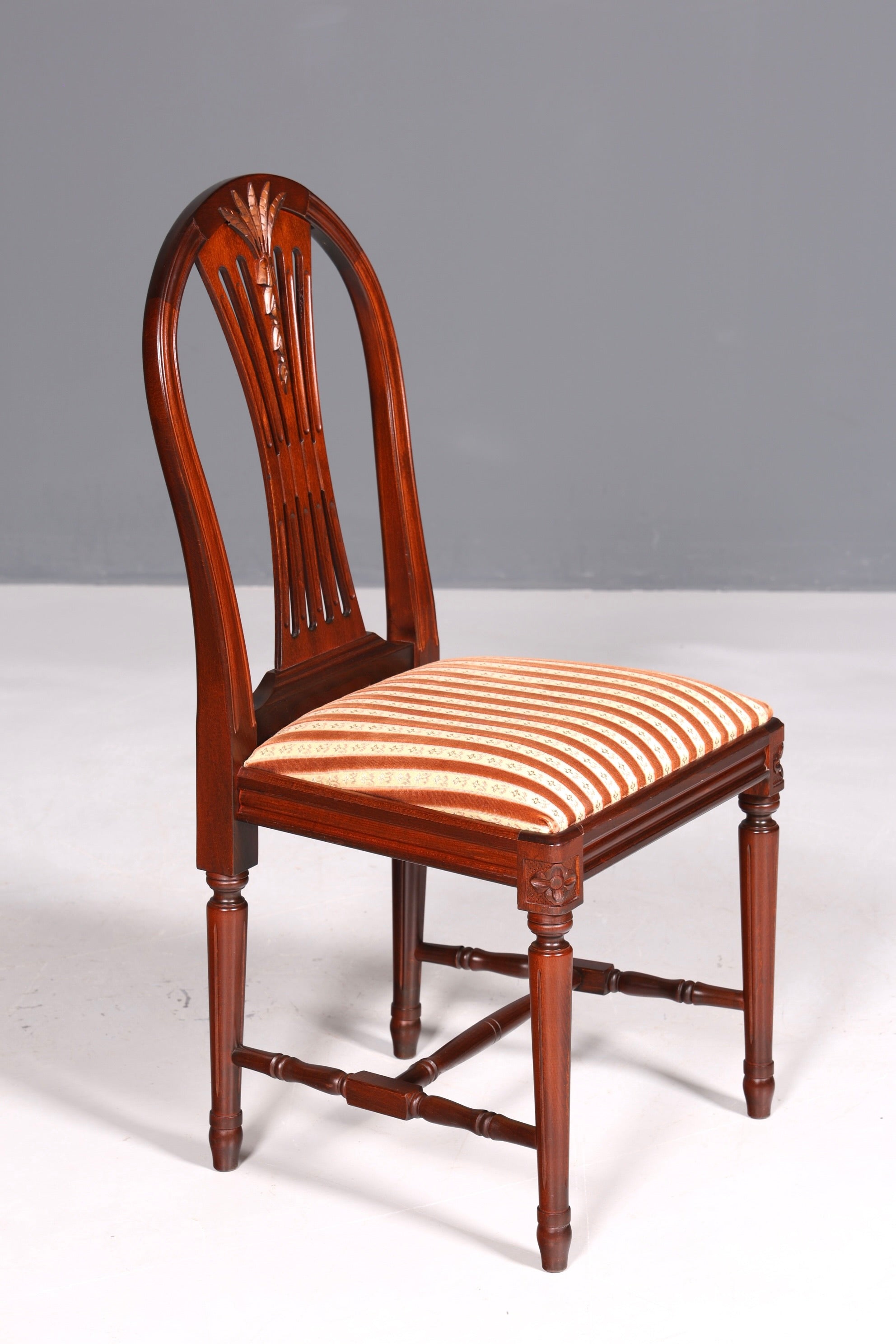 Ensemble de 4 chaises de salle à manger anglaises élégantes, chaises de cuisine antiques des années 1960.