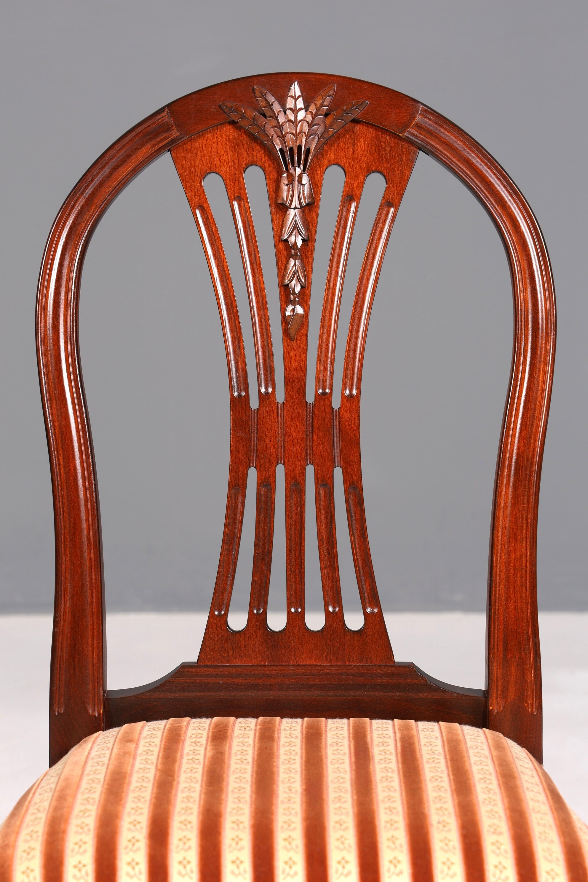 Ensemble de 4 chaises de salle à manger anglaises élégantes, chaises de cuisine antiques des années 1960.