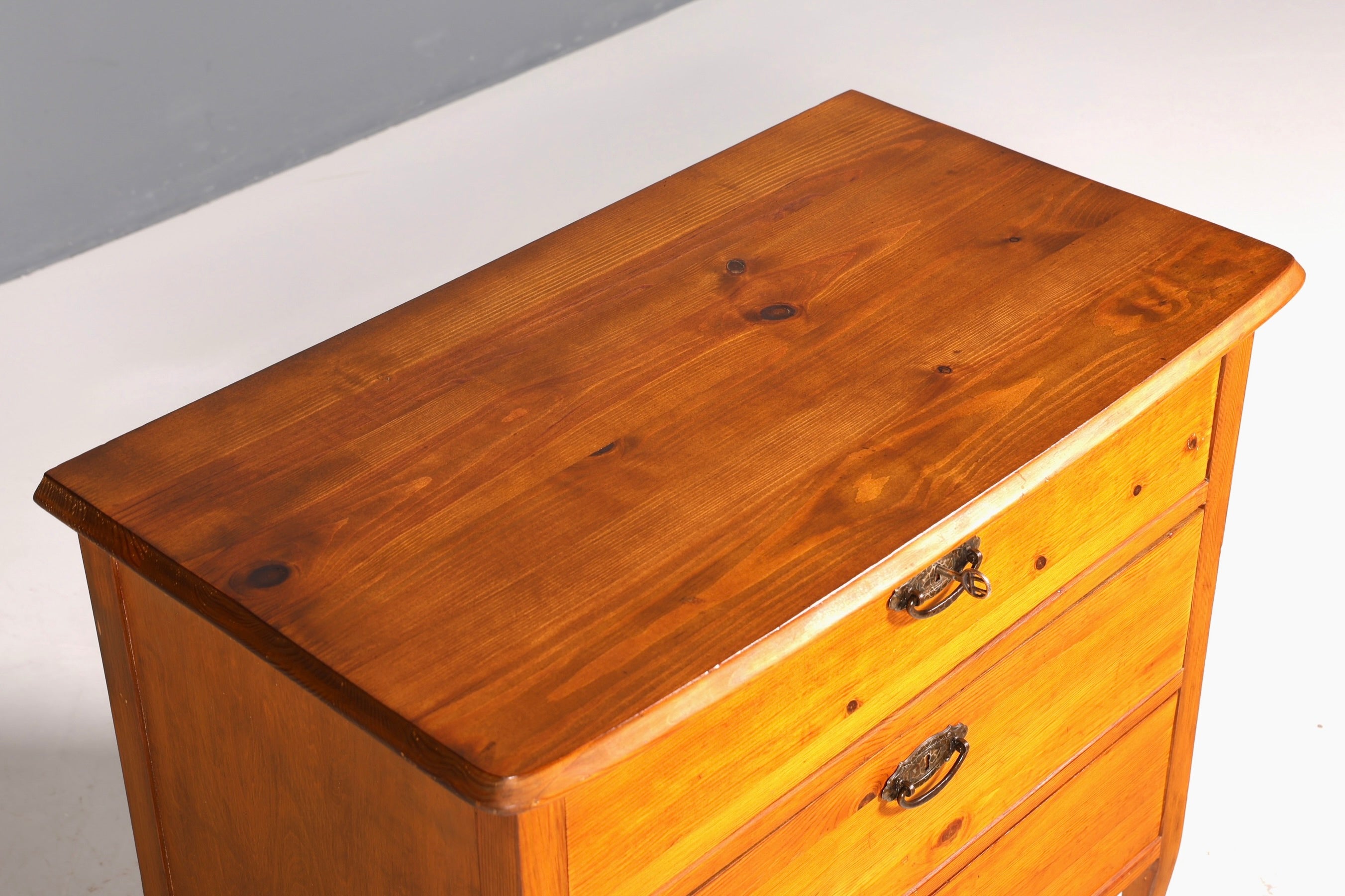 Magnifique commode ancienne Art Nouveau en bois tendre, buffet de style campagnard