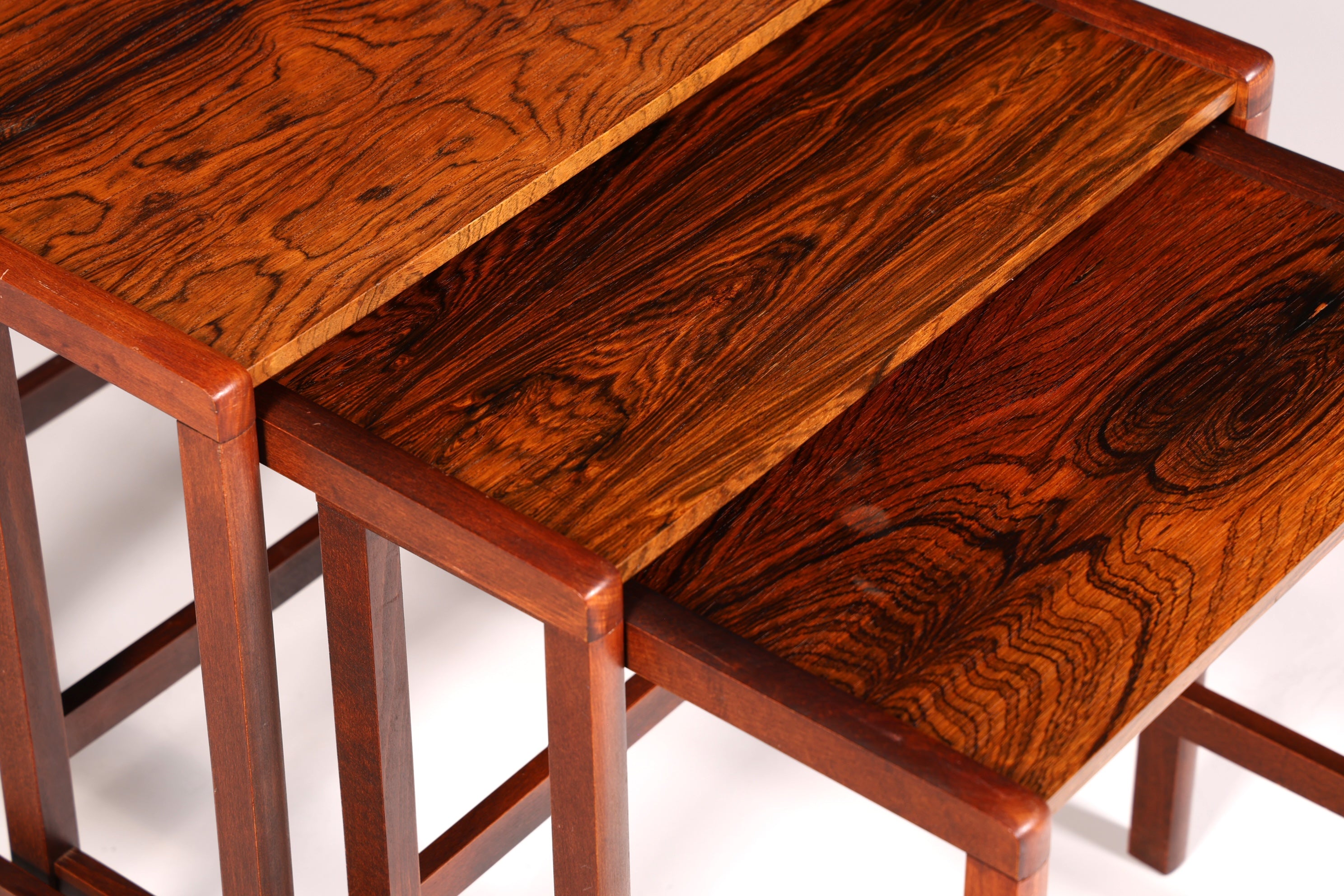 Ensemble de tables Filigranes du milieu du siècle, tables basses en palissandre, lot de 3 tables gigognes vintage, tables d’appoint découpées au laser