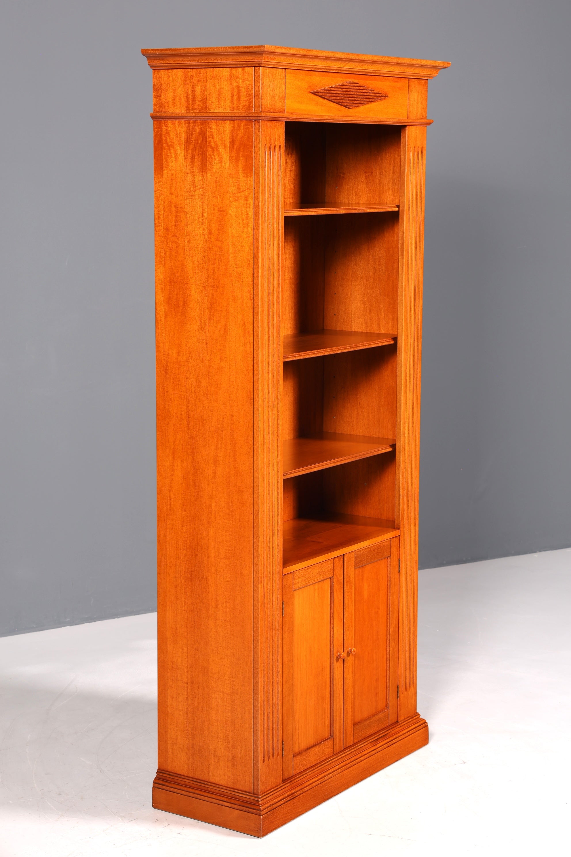 Magnifique bibliothèque de style anglais, meuble en bois de cerisier, rangement pour livres ancien des années 1960