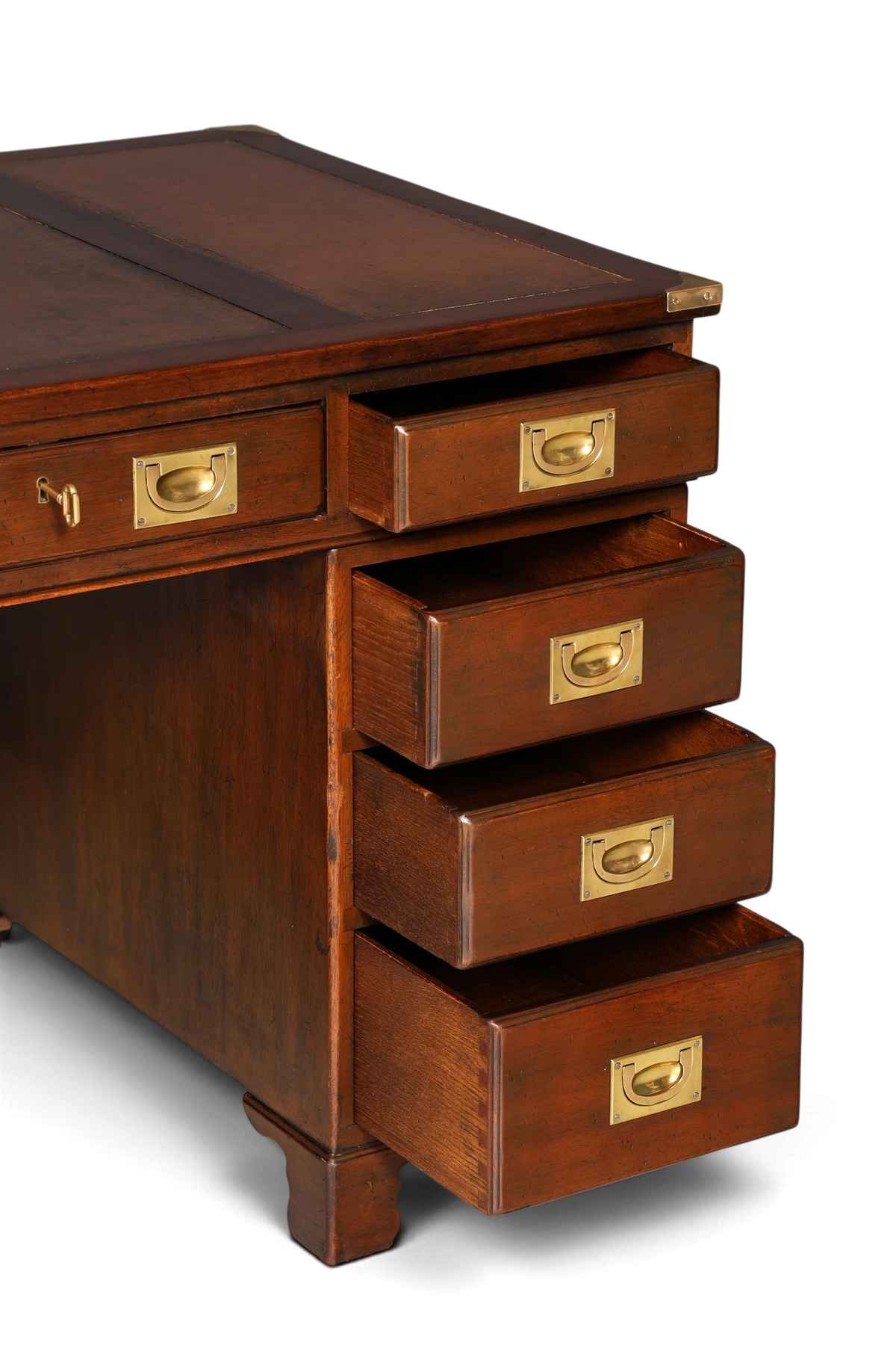 Hauptstadt Möblerei englischer Military Chest Schreibtisch aus Holz mit brauner Lederauflage und Messingbeschlägen