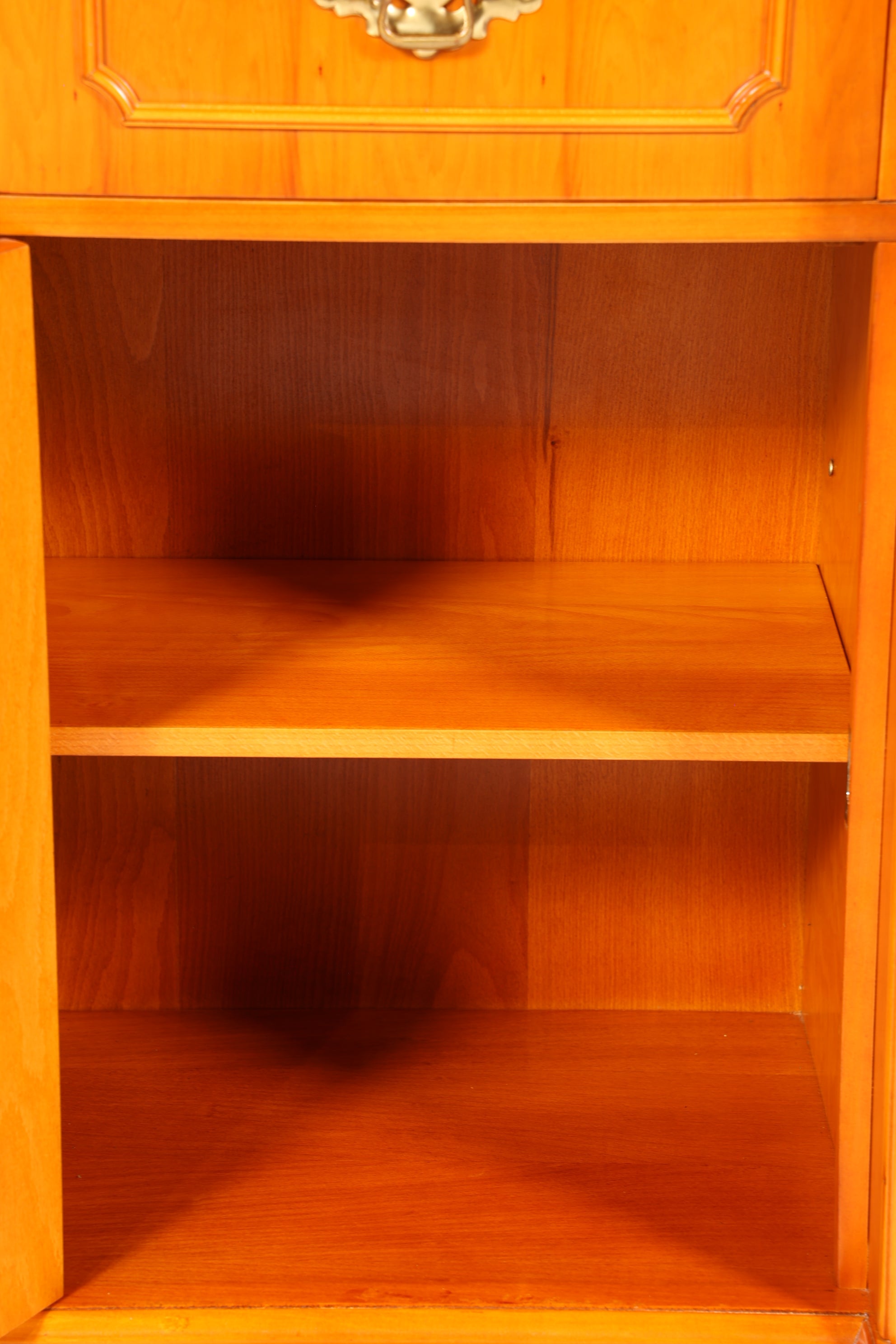 Traumhaftes Englisches Sideboard Eibe Schrank Antik Stil Buffetschrank Kommode