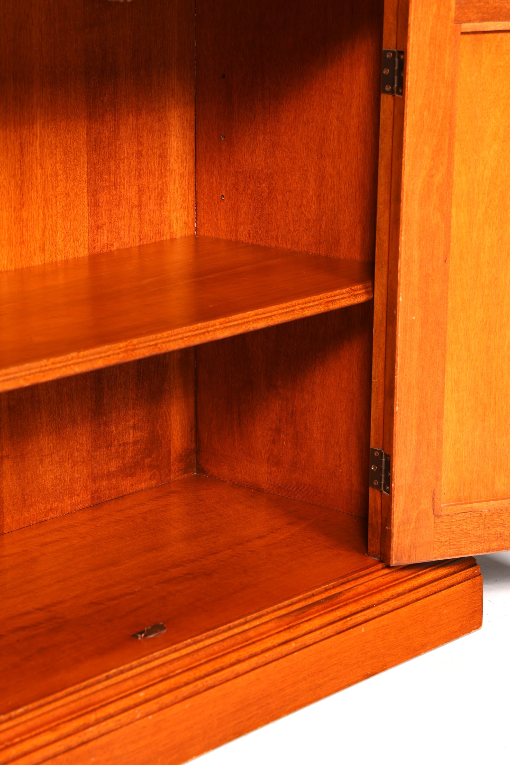 Magnifique bibliothèque de style anglais, meuble en bois de cerisier, rangement pour livres ancien des années 1960
