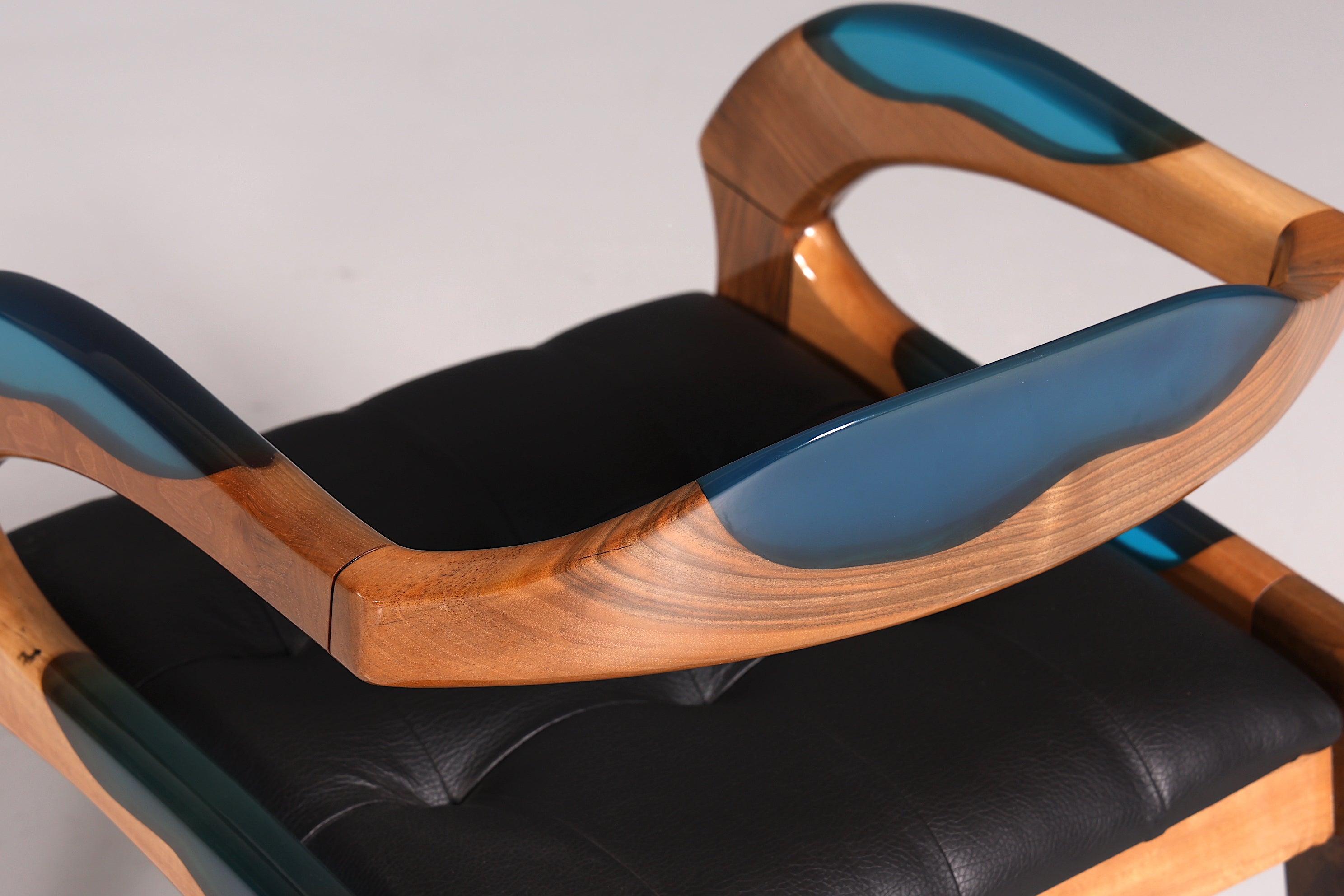 Epoxy Sessel "Arnson Plus Blue" Epoxidharz Armlehnsessel Massiv Nussbaum Sekretär Stuhl