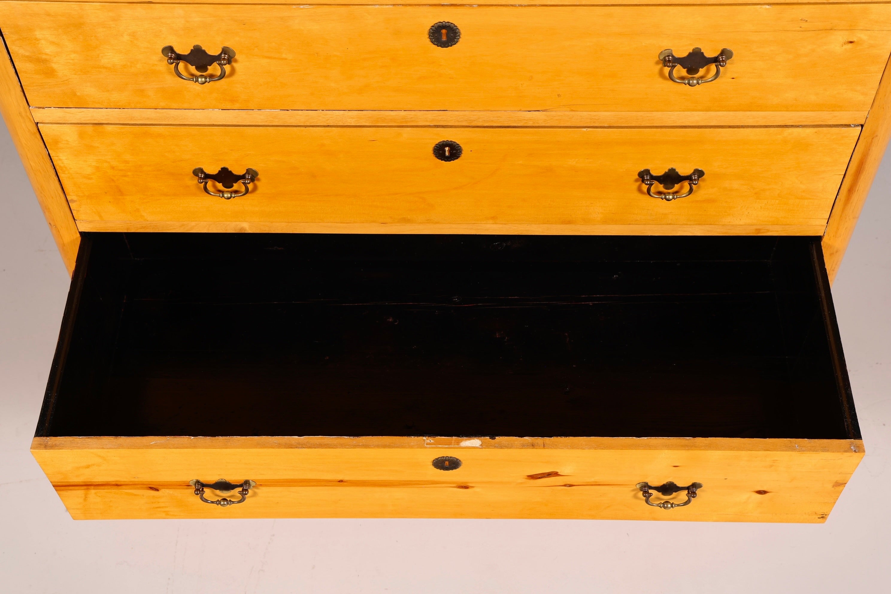 Élégante commode antique en bois tendre, commode à tiroirs, garnitures en laiton, bois massif vintage