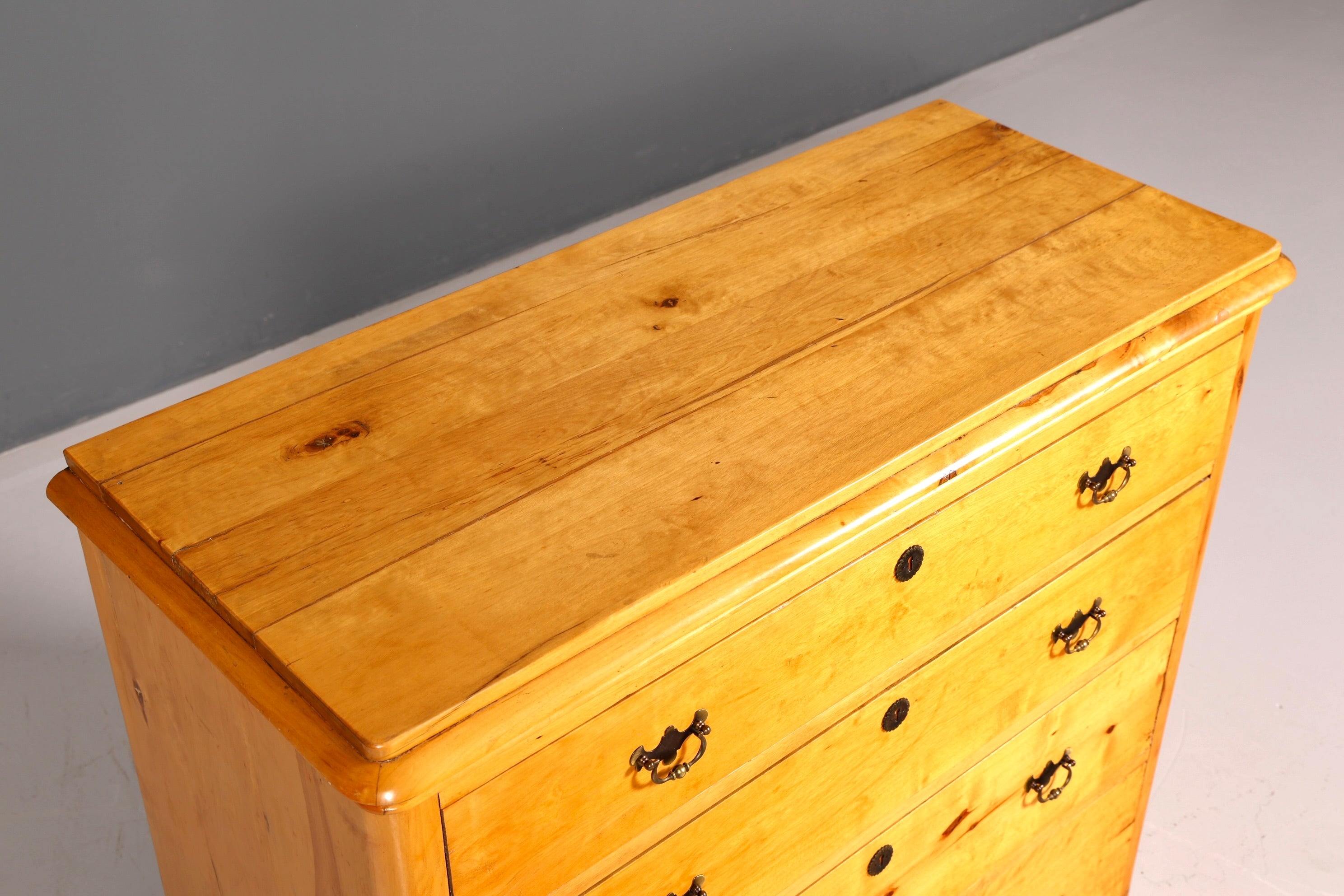 Élégante commode antique en bois tendre, commode à tiroirs, garnitures en laiton, bois massif vintage