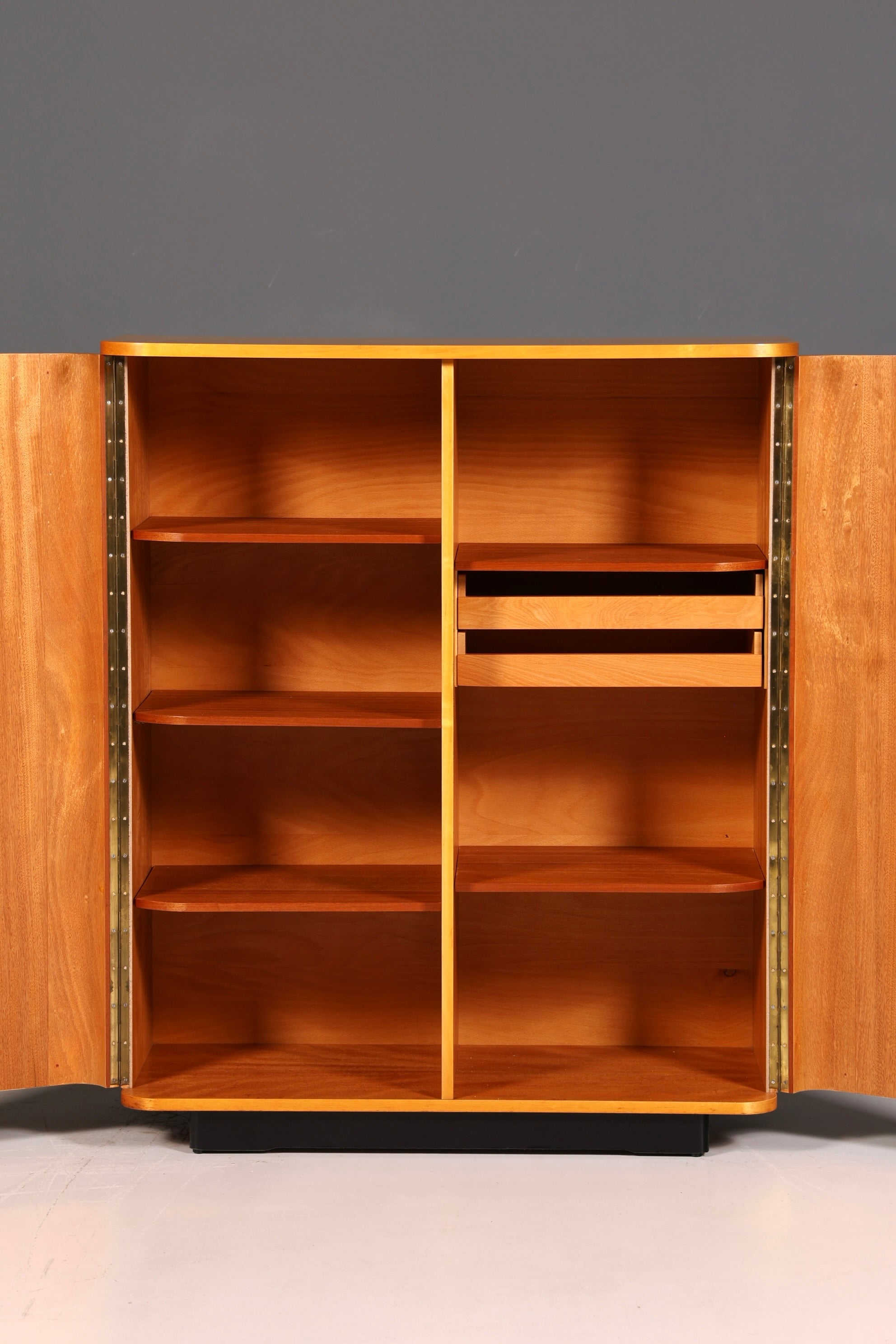 Magnifique armoire du milieu du siècle des années 60, armoire à linge, meuble à dossiers, commode vintage en bois
